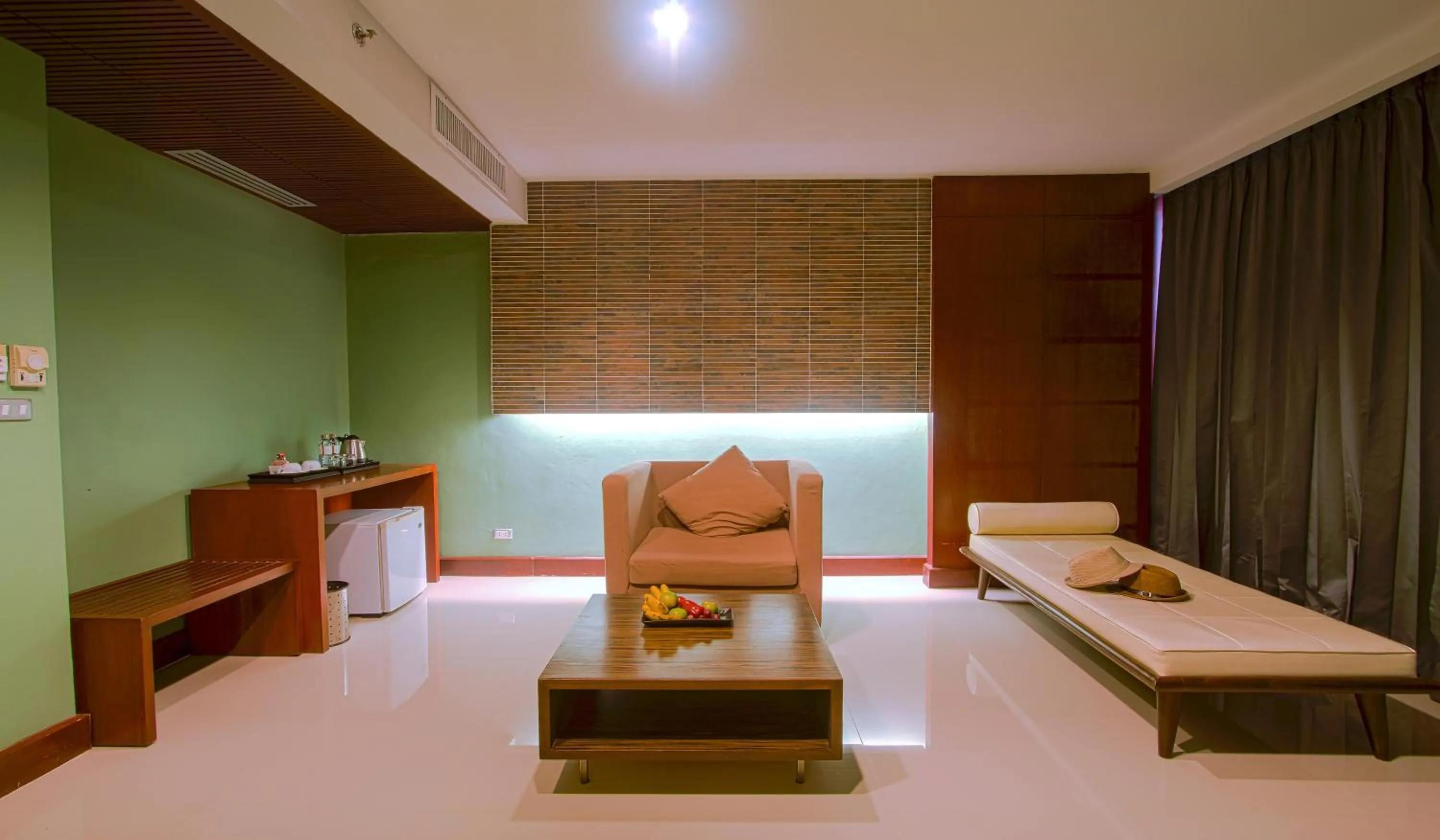 Living room, Bed in Long Beach Garden Hotel & Pavilions