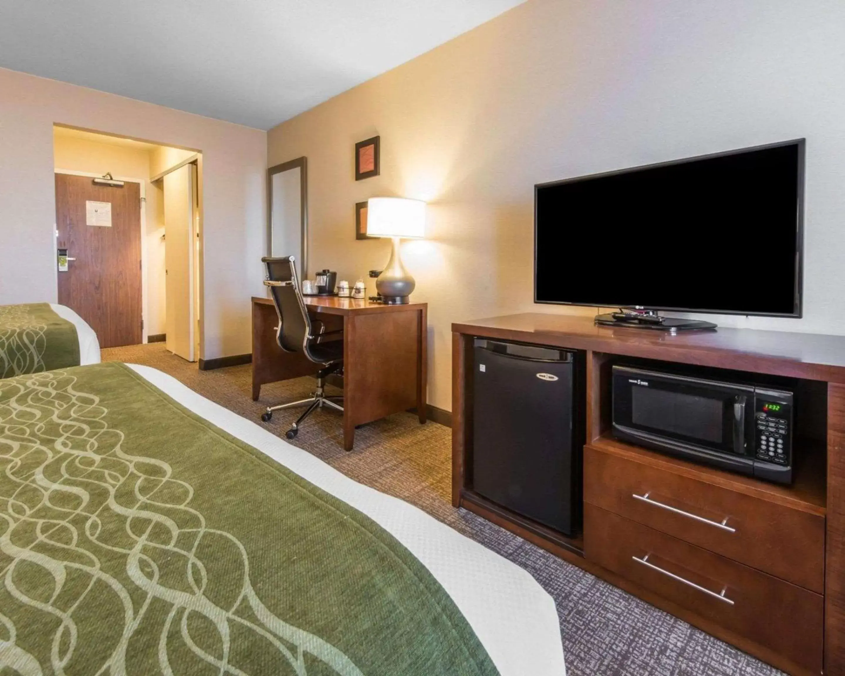 Photo of the whole room, TV/Entertainment Center in Comfort Inn & Suites Erie