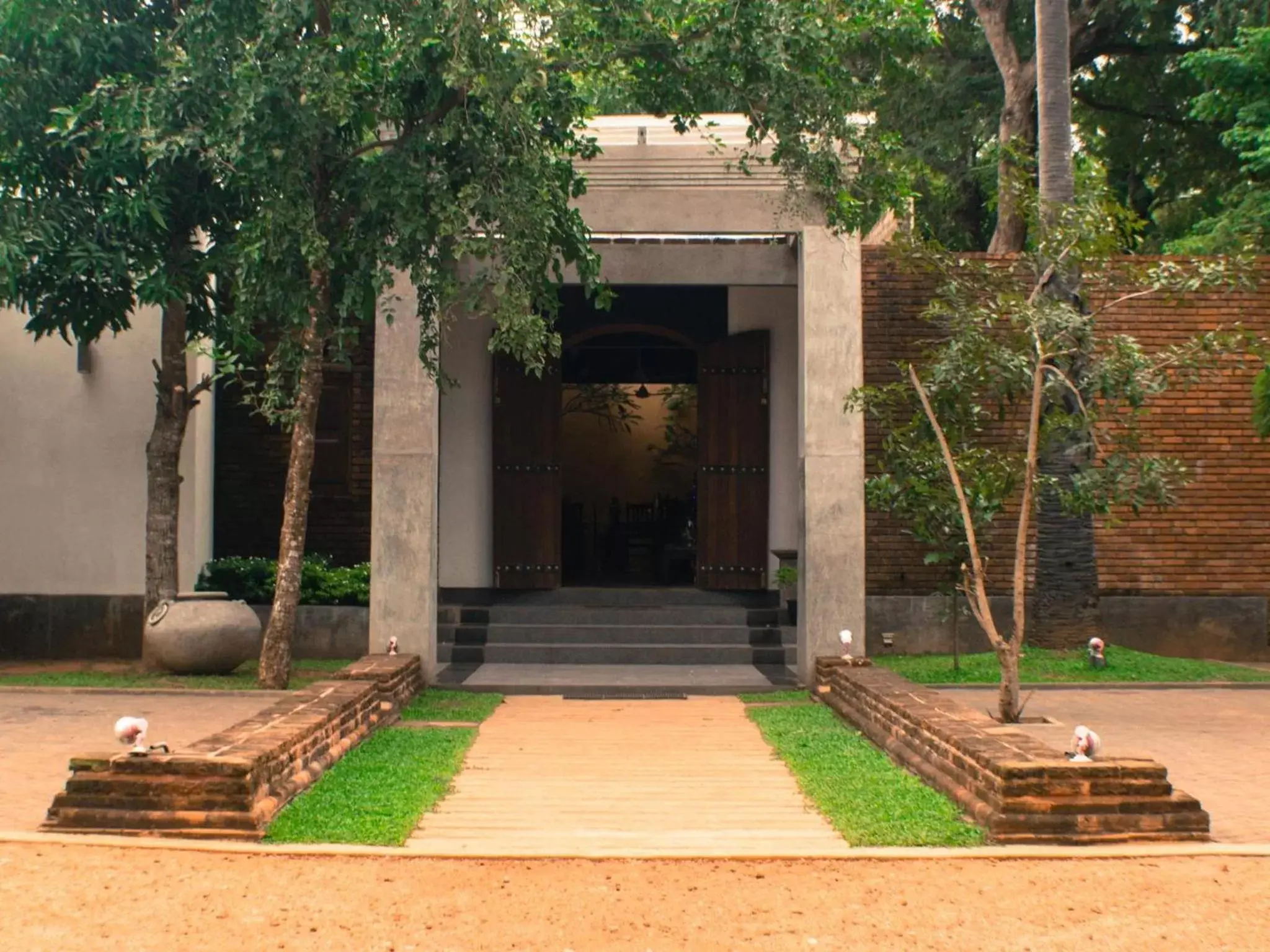 Facade/entrance, Swimming Pool in Hotel Alakamanda