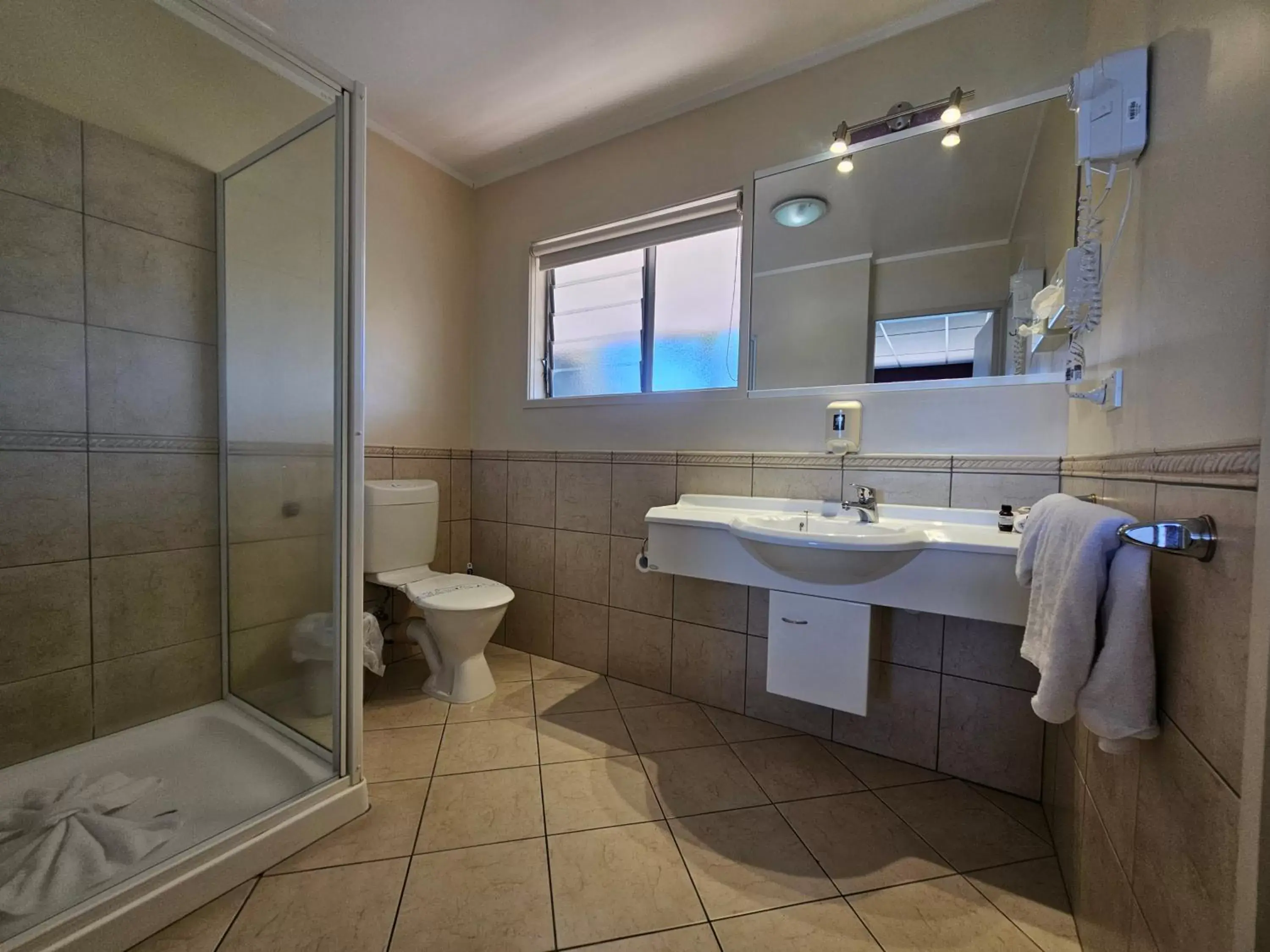 Shower, Bathroom in Tui Oaks Motel