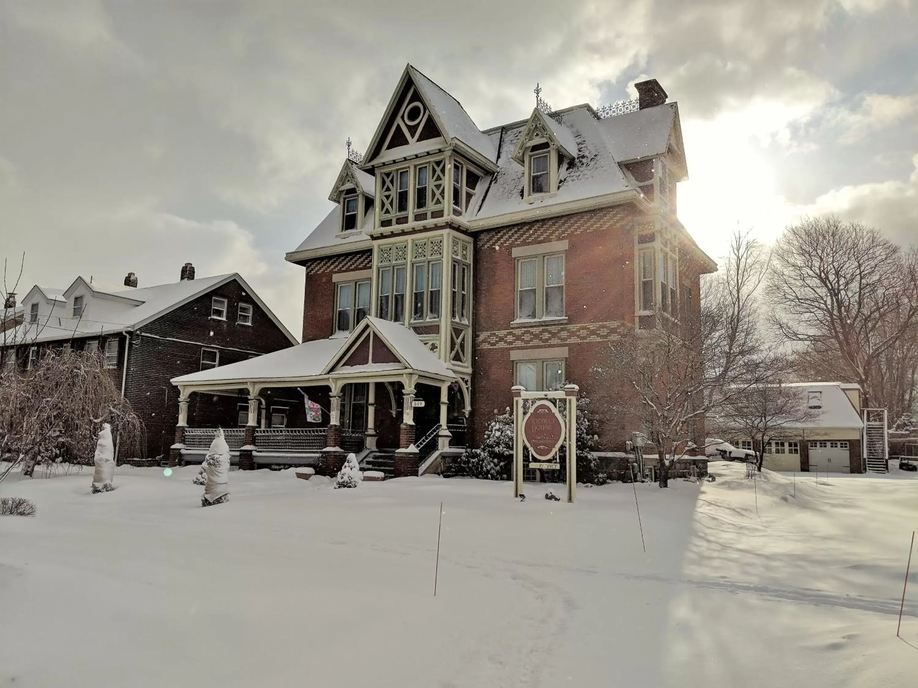 Facade/entrance, Winter in Spencer House Bed & Breakfast