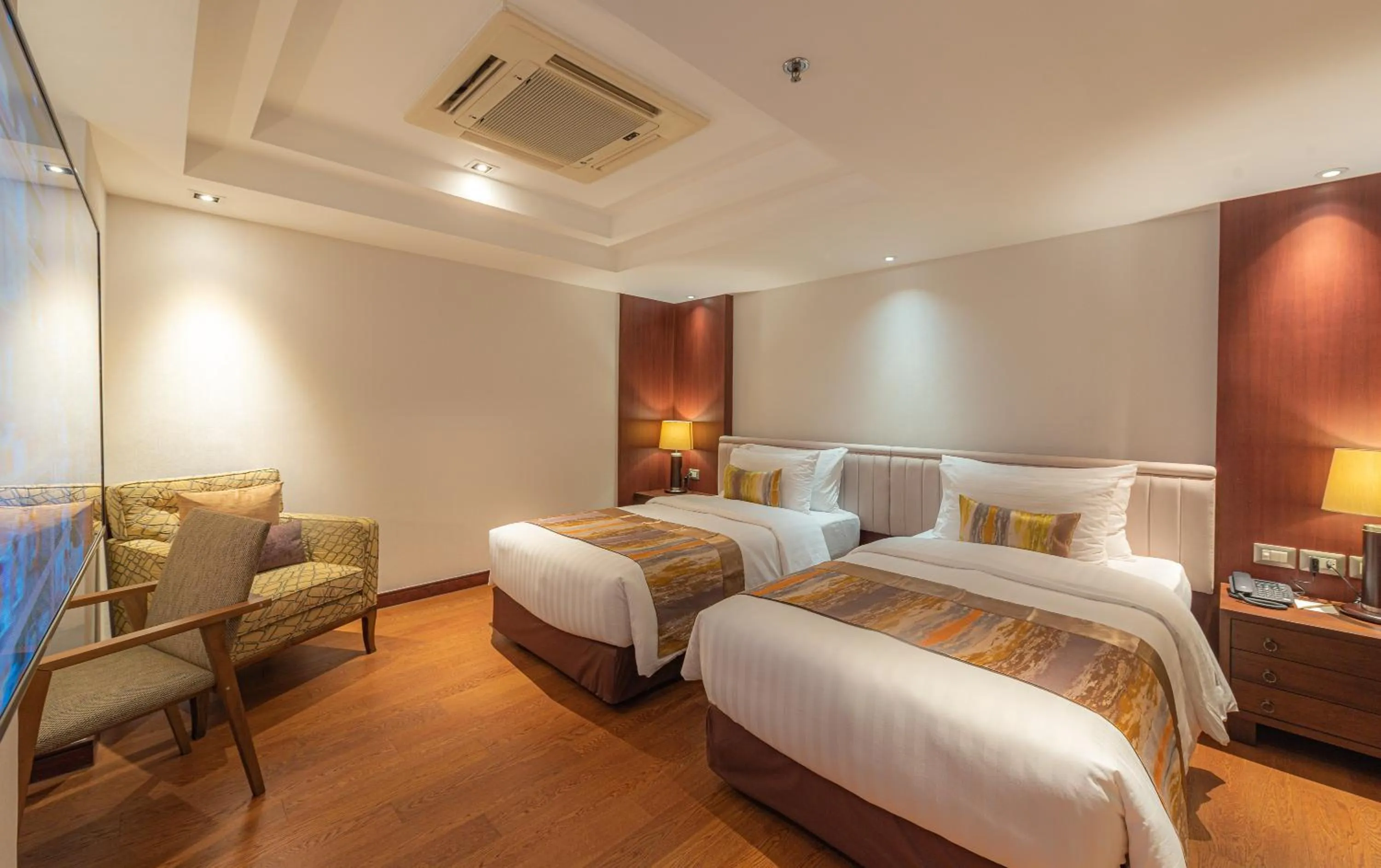 Bedroom, Bed in Summit Windmill Golf Suite Hotel at Suvarnabhumi