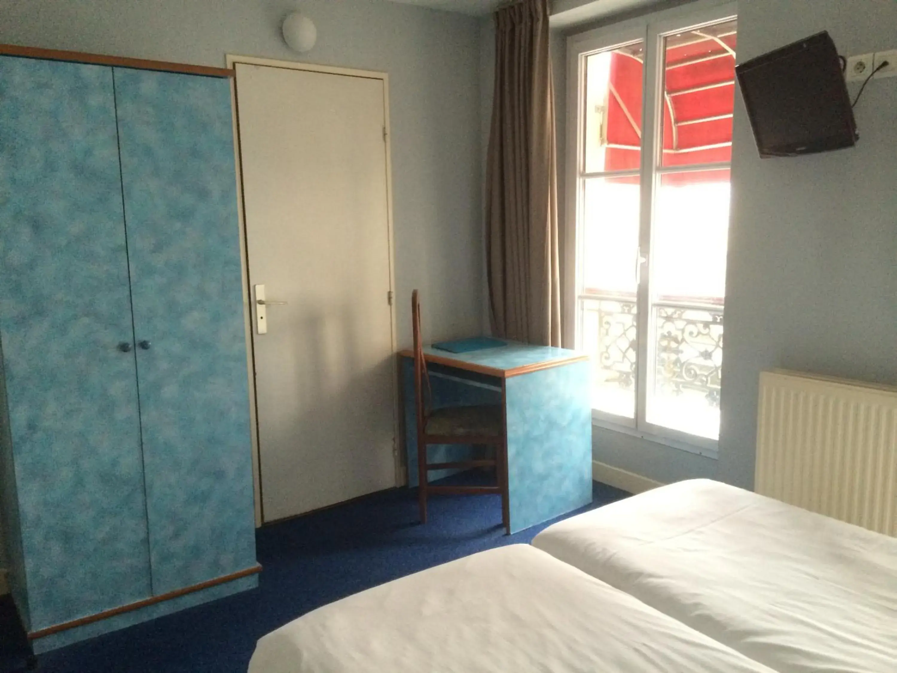 Bed in Hotel Royal Mansart