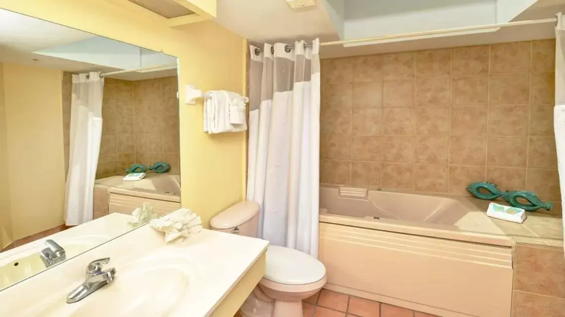 Shower, Bathroom in El Caribe Resort and Conference Center