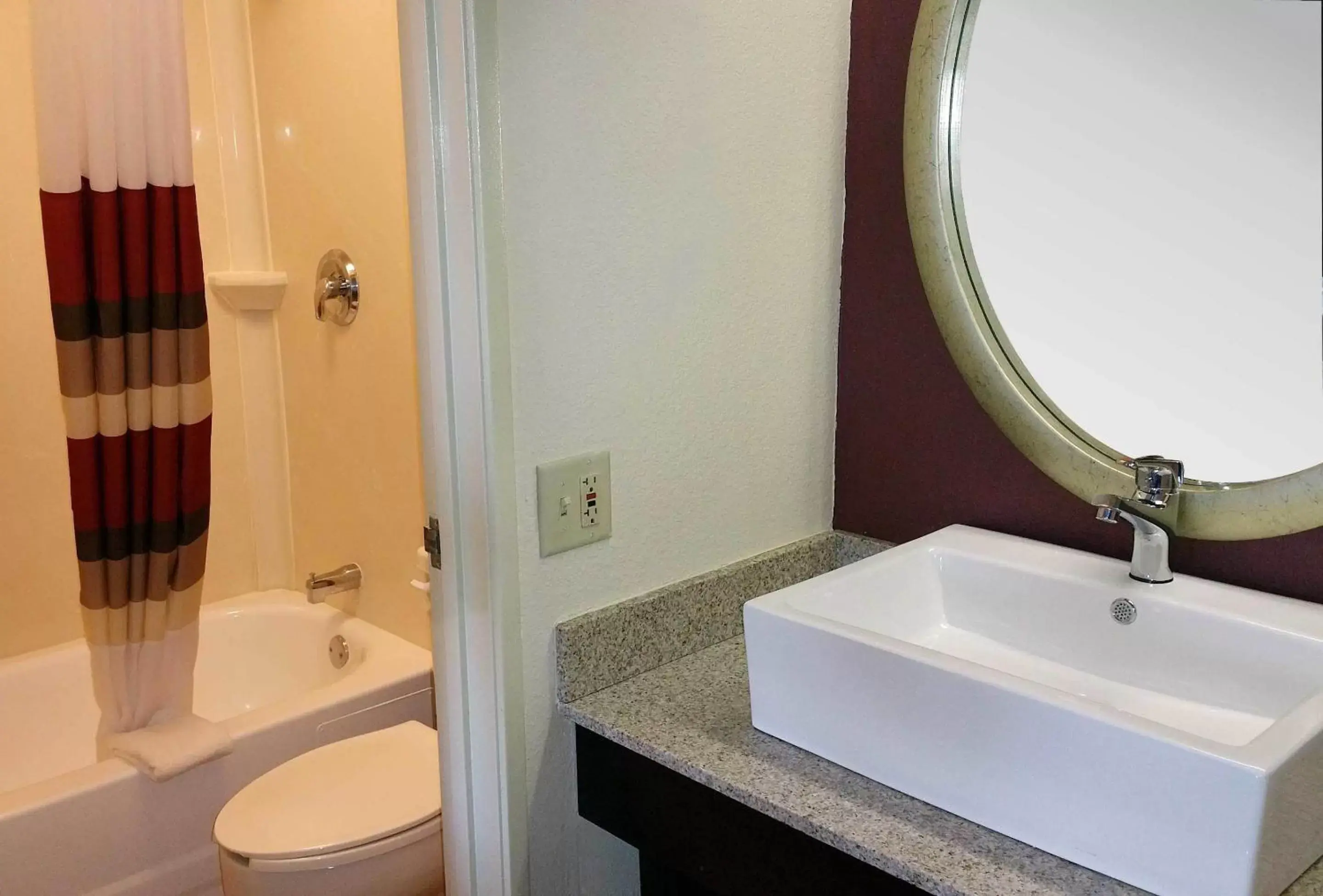 Photo of the whole room, Bathroom in Red Roof Inn PLUS Chicago - Hoffman Estates