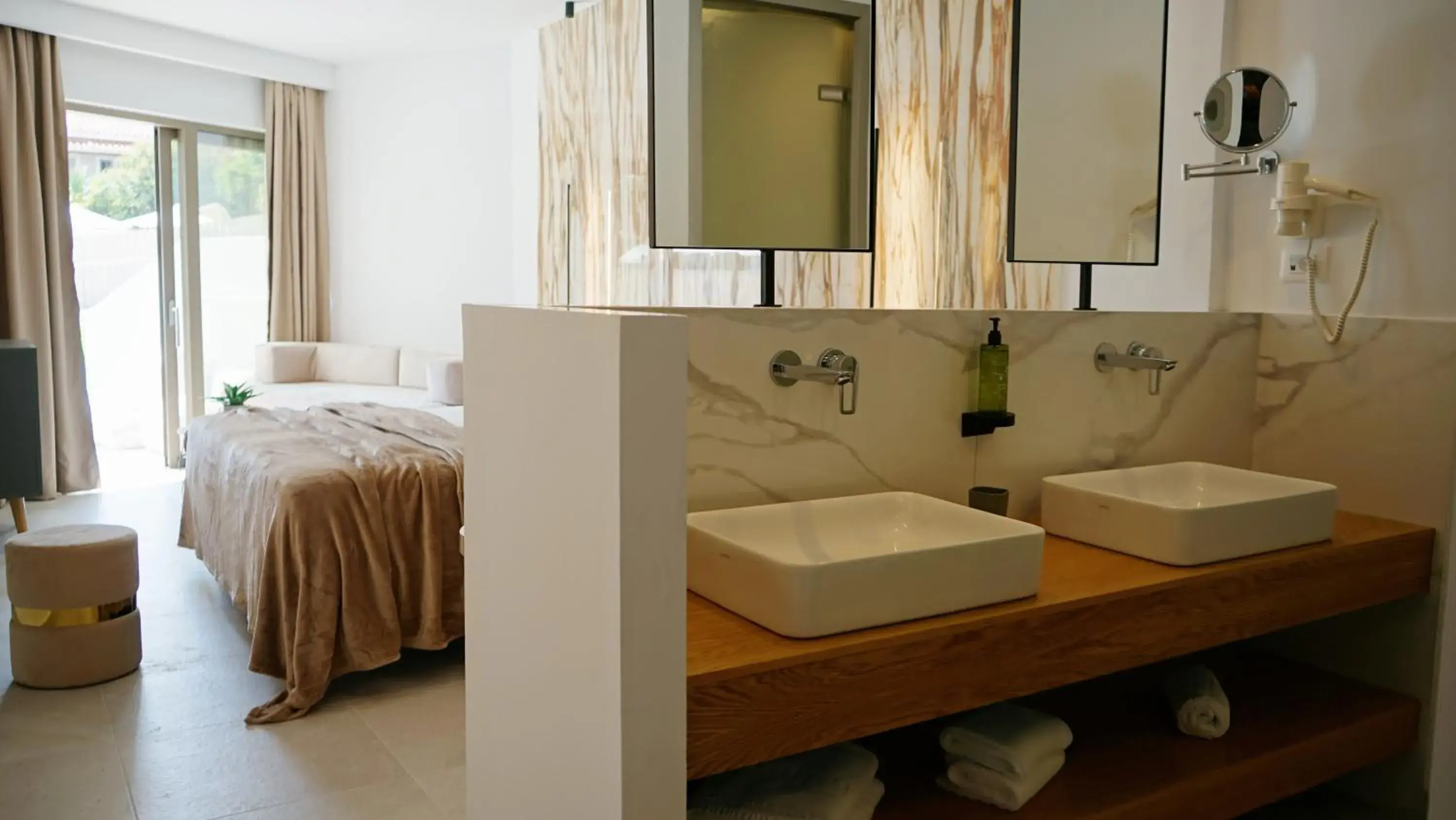 Bathroom, Bed in Diana Palace Hotel