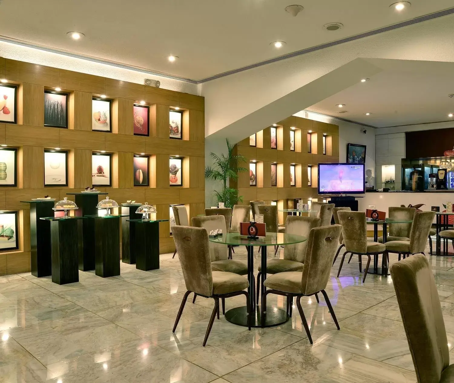 Restaurant/places to eat, Lounge/Bar in Pearl Continental Hotel, Karachi