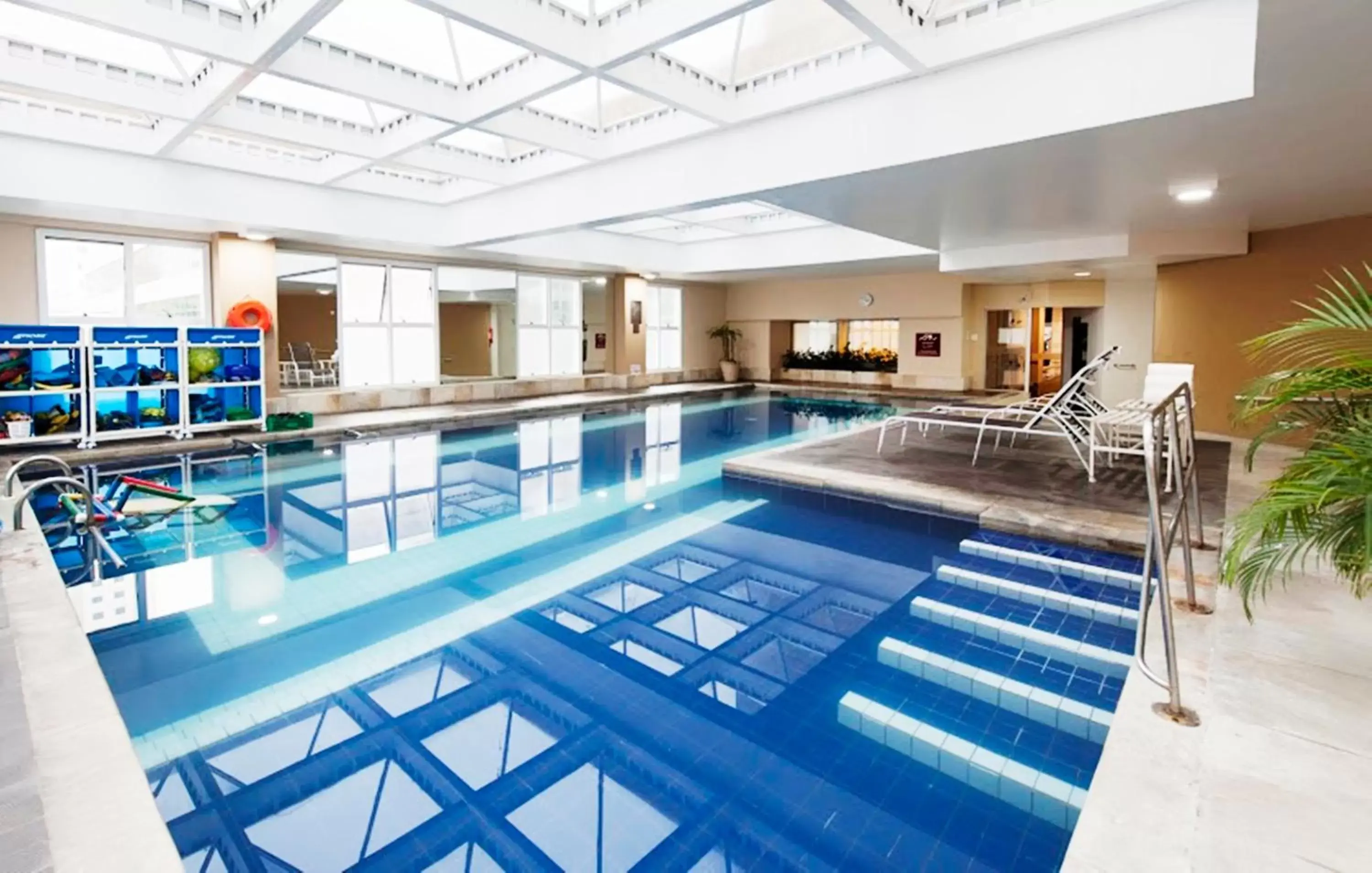 Swimming pool in Comfort Suites Alphaville