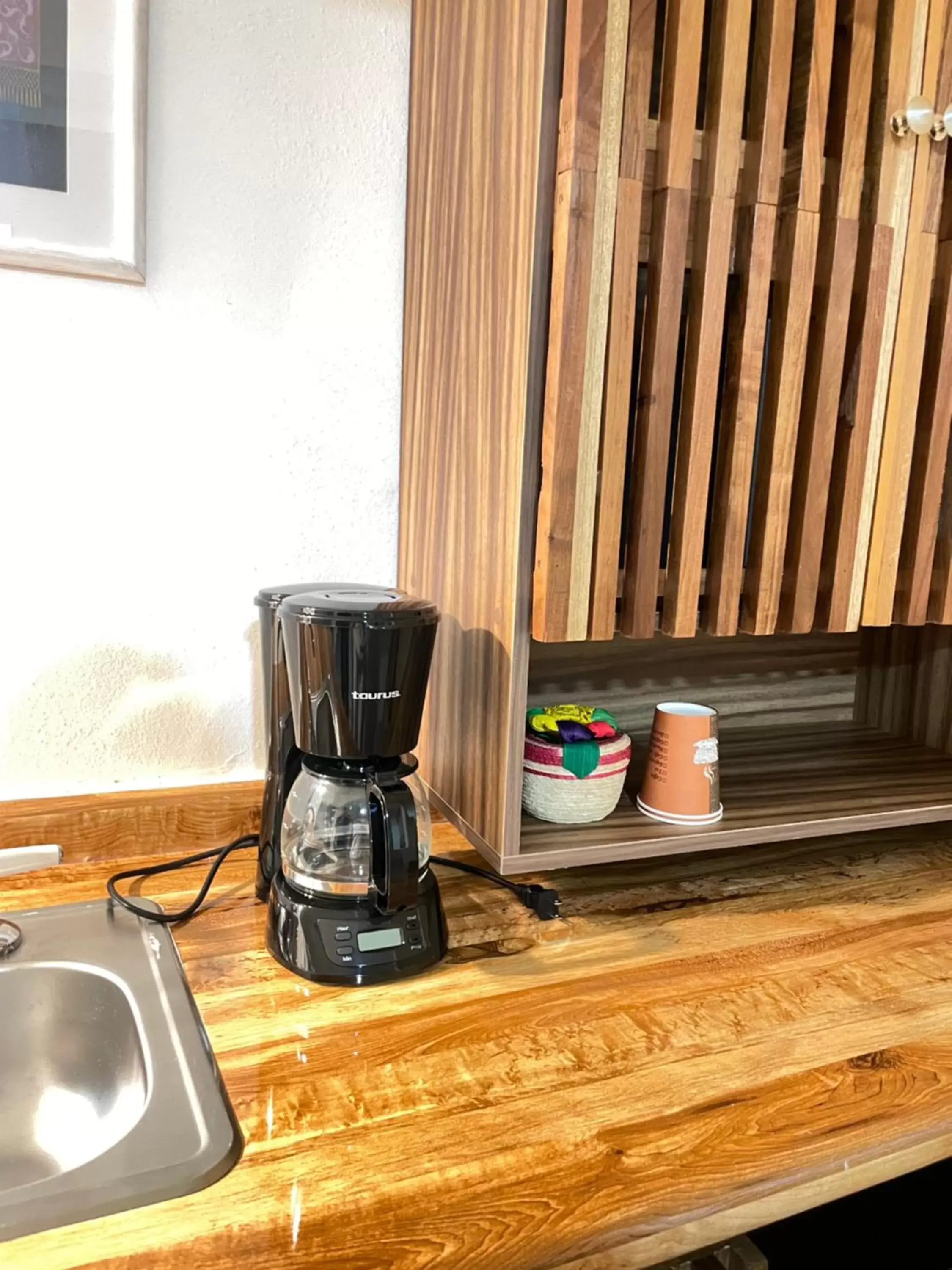 Coffee/tea facilities in Suites Cárdon