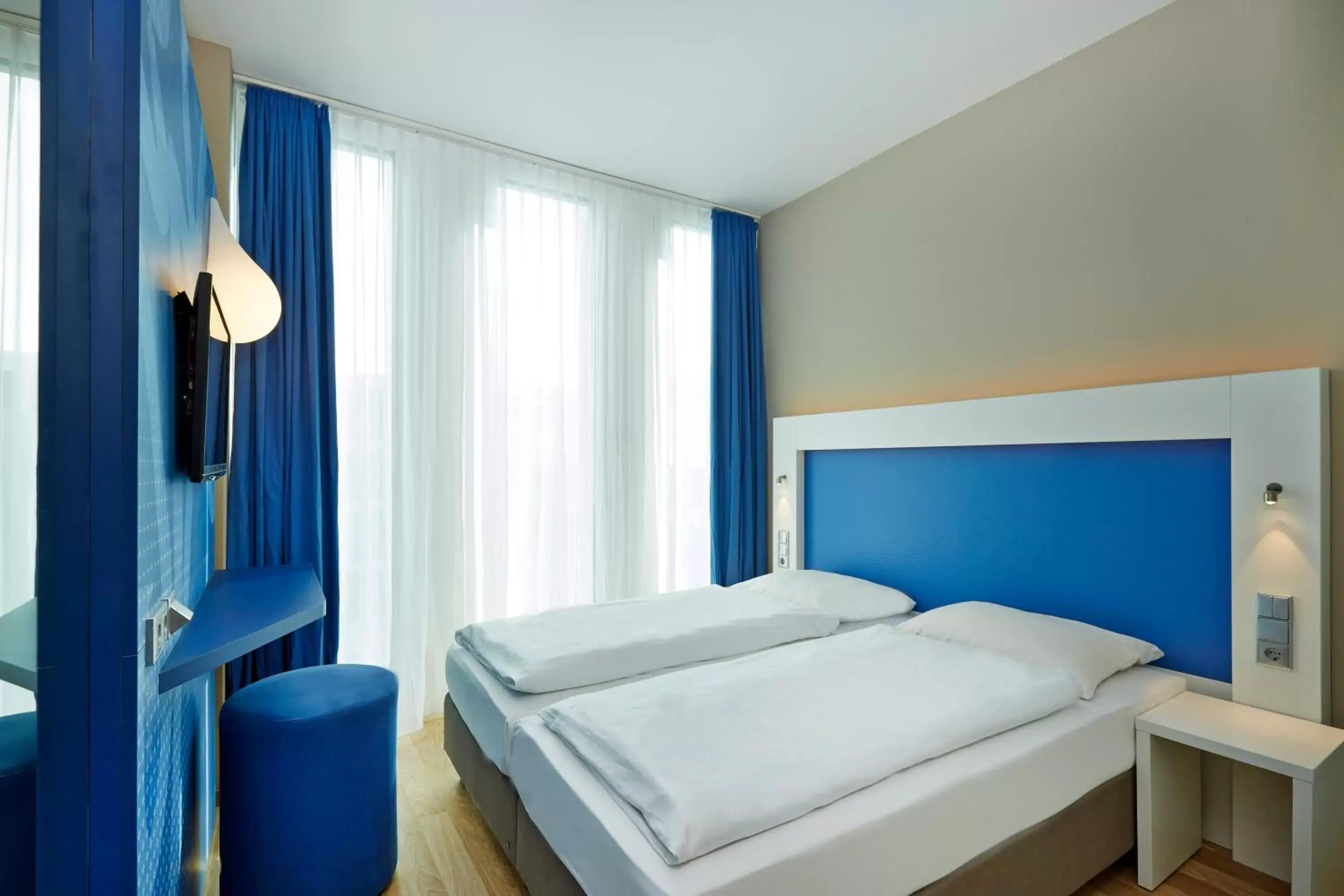 Photo of the whole room, Bed in H2 Hotel München Messe