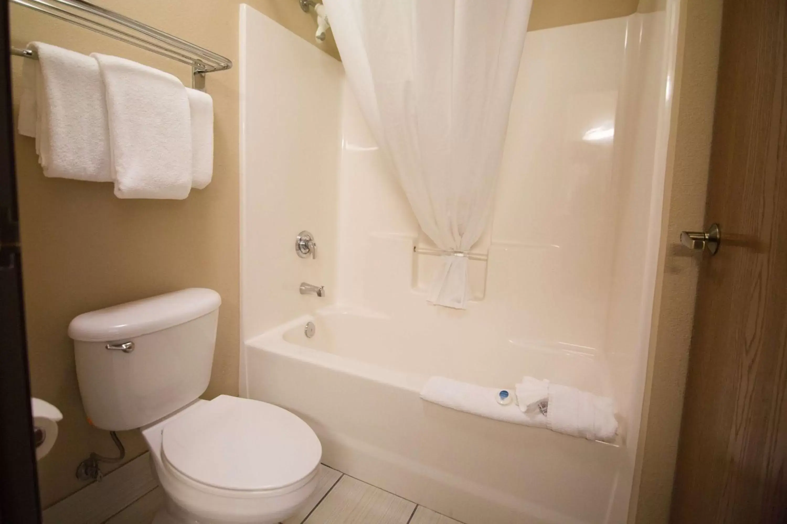 Photo of the whole room, Bathroom in Best Western Port Columbus