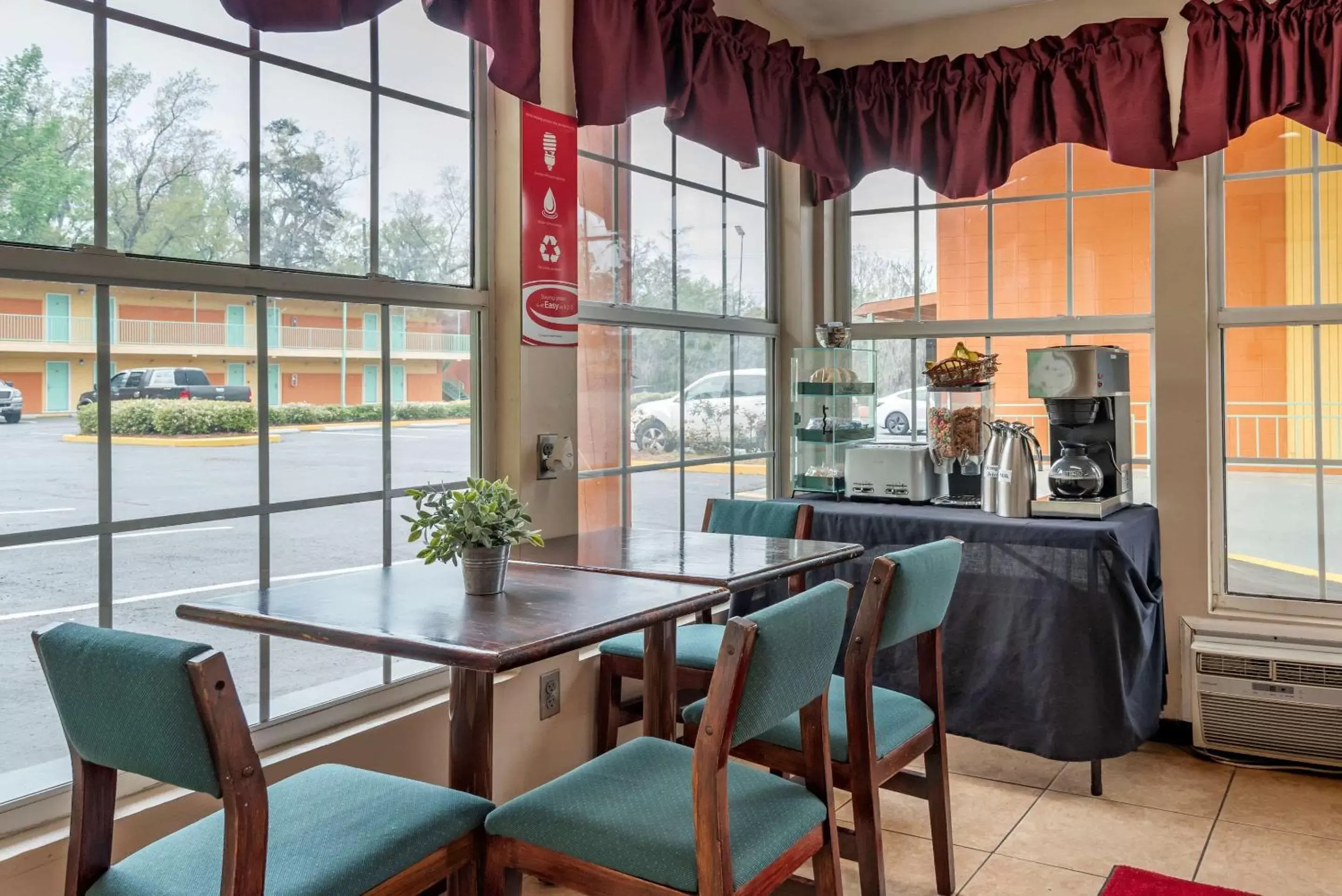 Restaurant/places to eat in Econo Lodge Tallahassee downtown near university