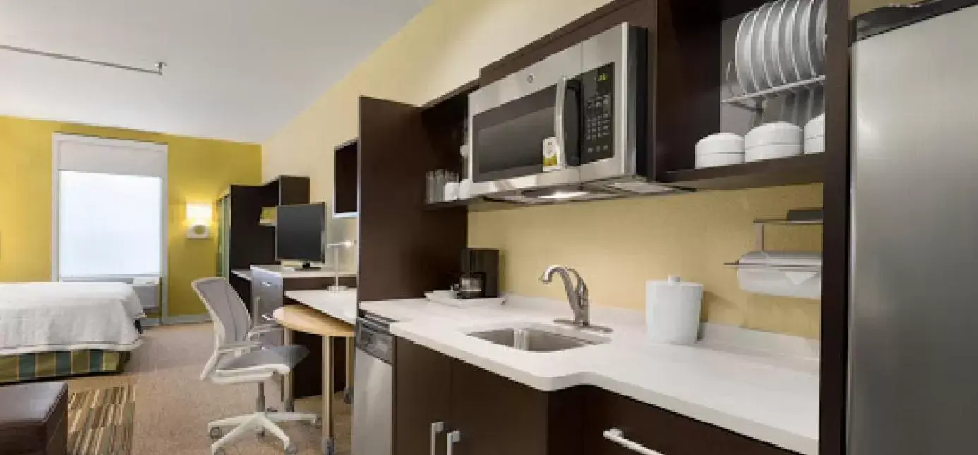 Kitchen/Kitchenette in Home2 Suites by Hilton Houston Pasadena