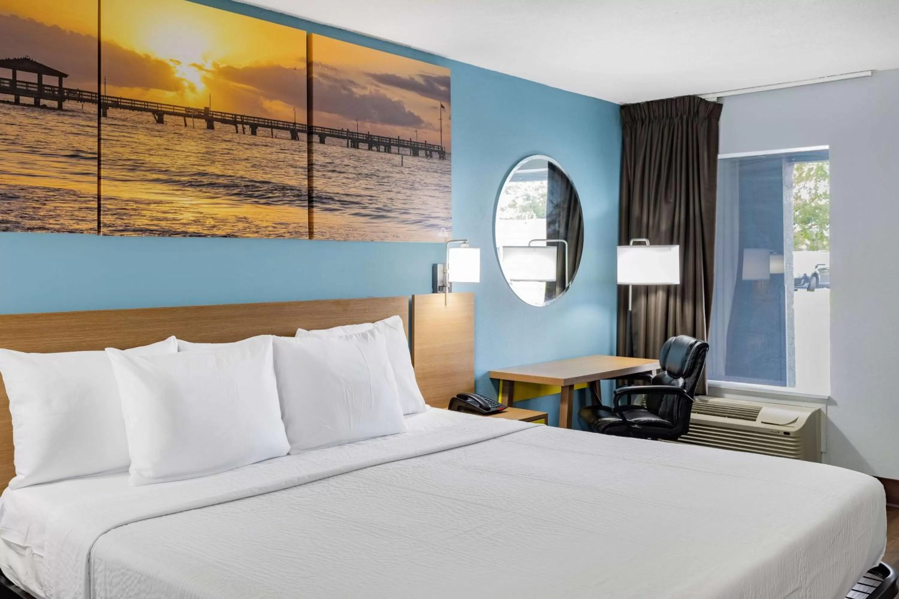 Photo of the whole room, Bed in Days Inn by Wyndham Pensacola I-10