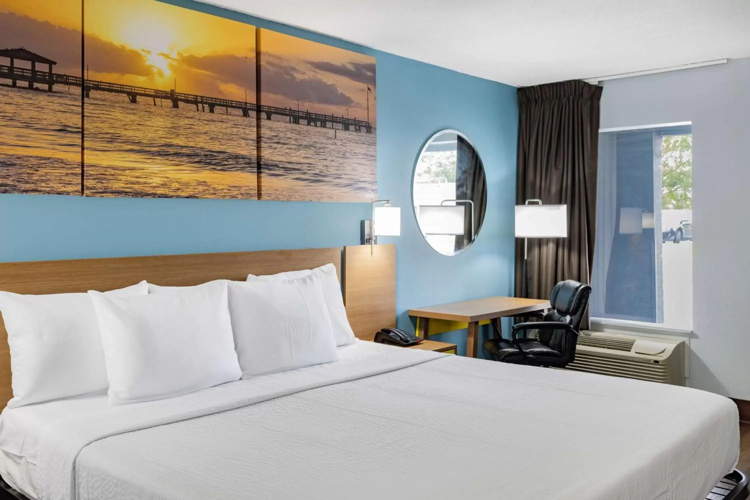 Photo of the whole room, Bed in Days Inn by Wyndham Pensacola West