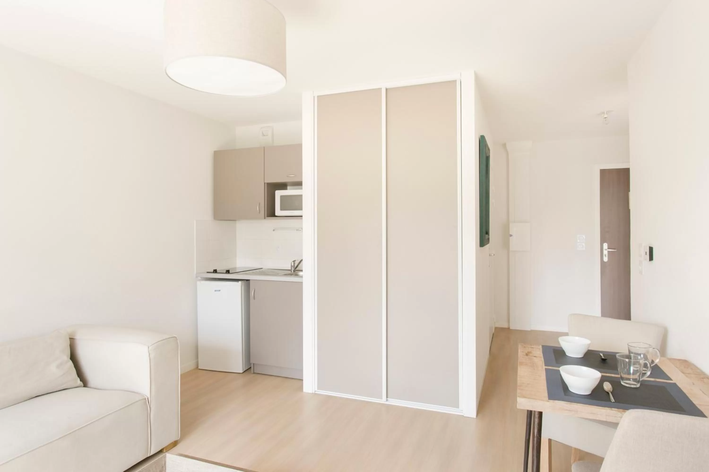 Kitchen or kitchenette in Zenao Appart'hôtels Troyes