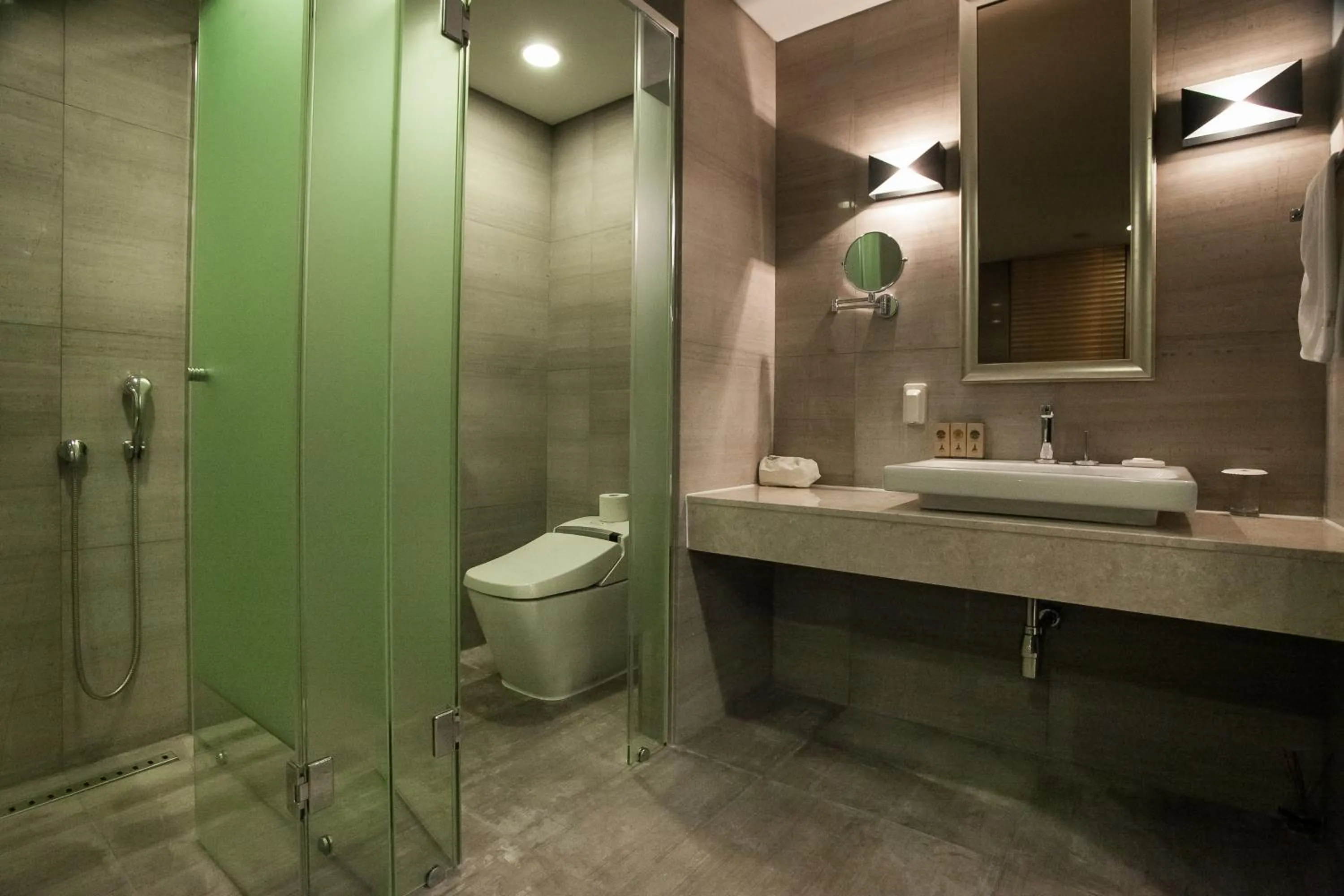 Shower in Hotel Pharos