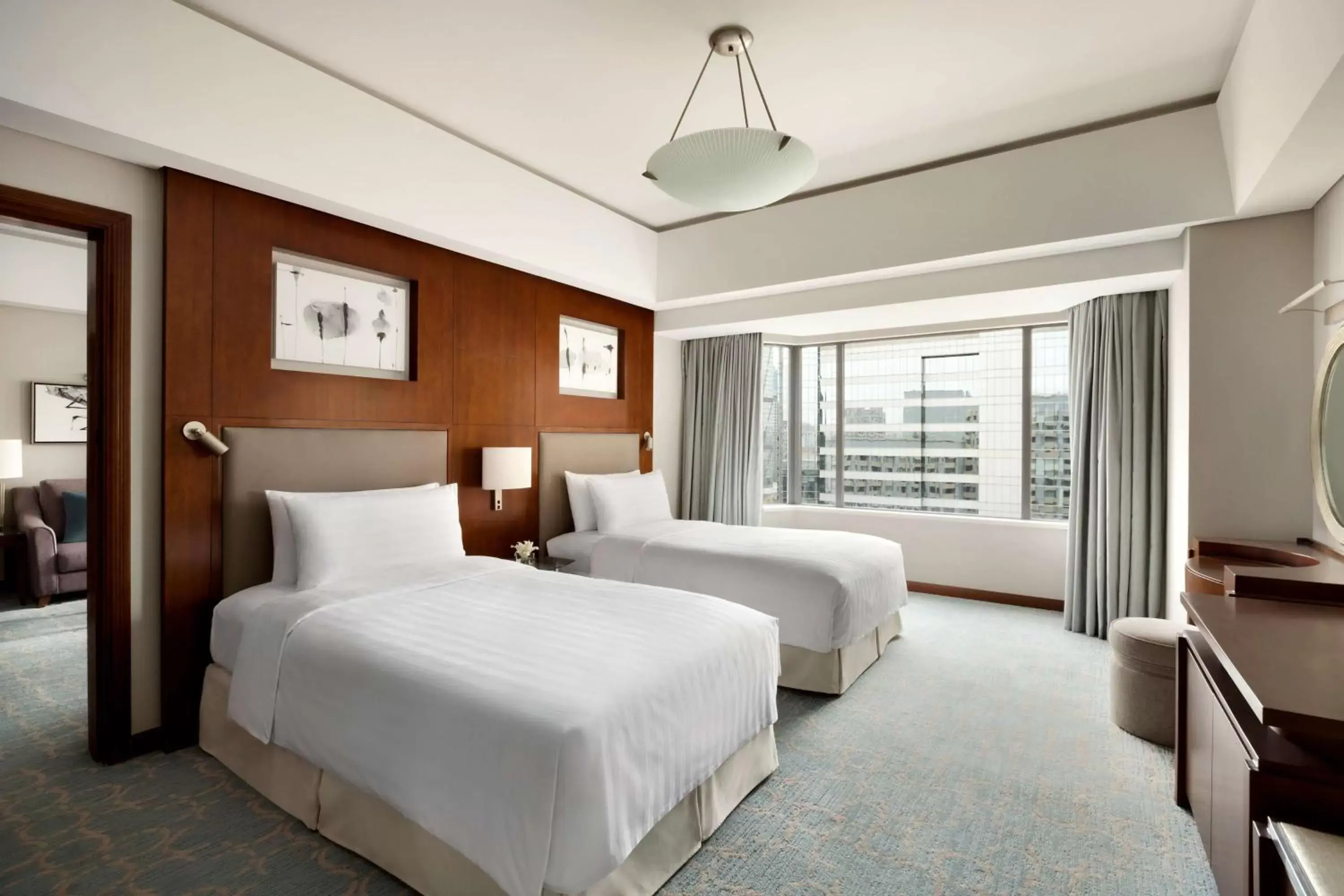 Photo of the whole room, Bed in Shangri-La Qingdao - May Fourth Square