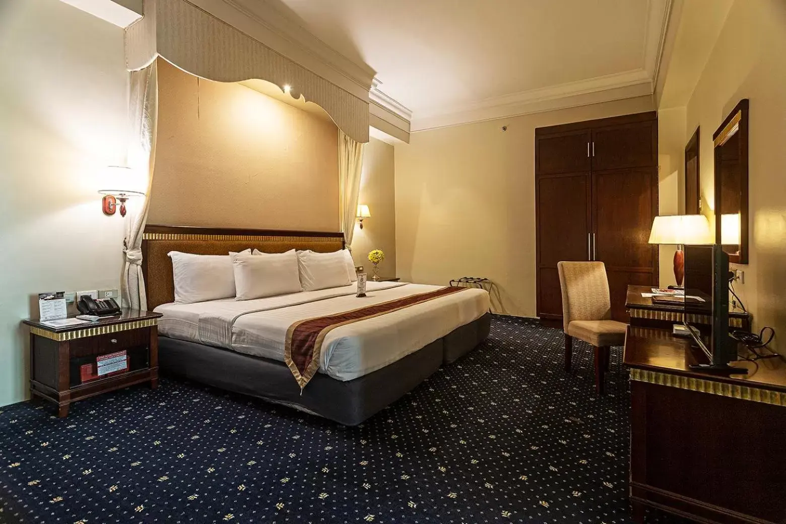 Bed in Sarrosa International Hotel and Residential Suites