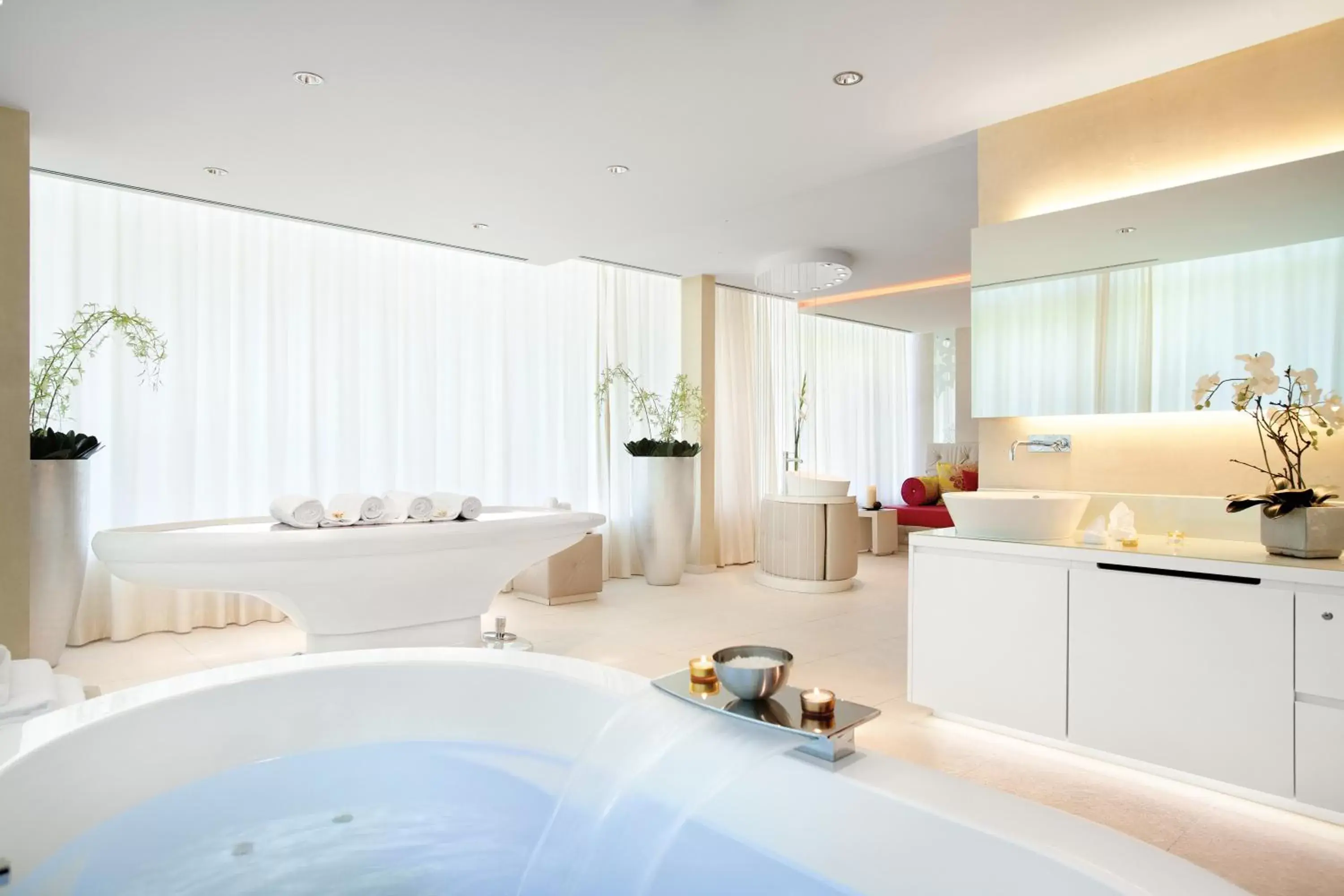 Spa and wellness centre/facilities, Bathroom in Kempinski Hotel Das Tirol