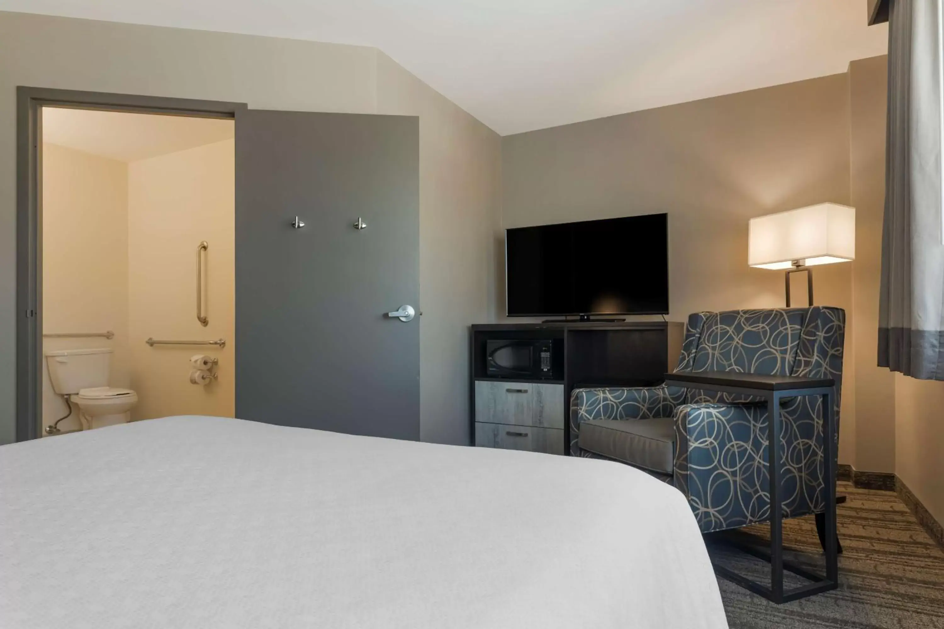 Bedroom, TV/Entertainment Center in Best Western Plus Chocolate Lake Hotel - Halifax