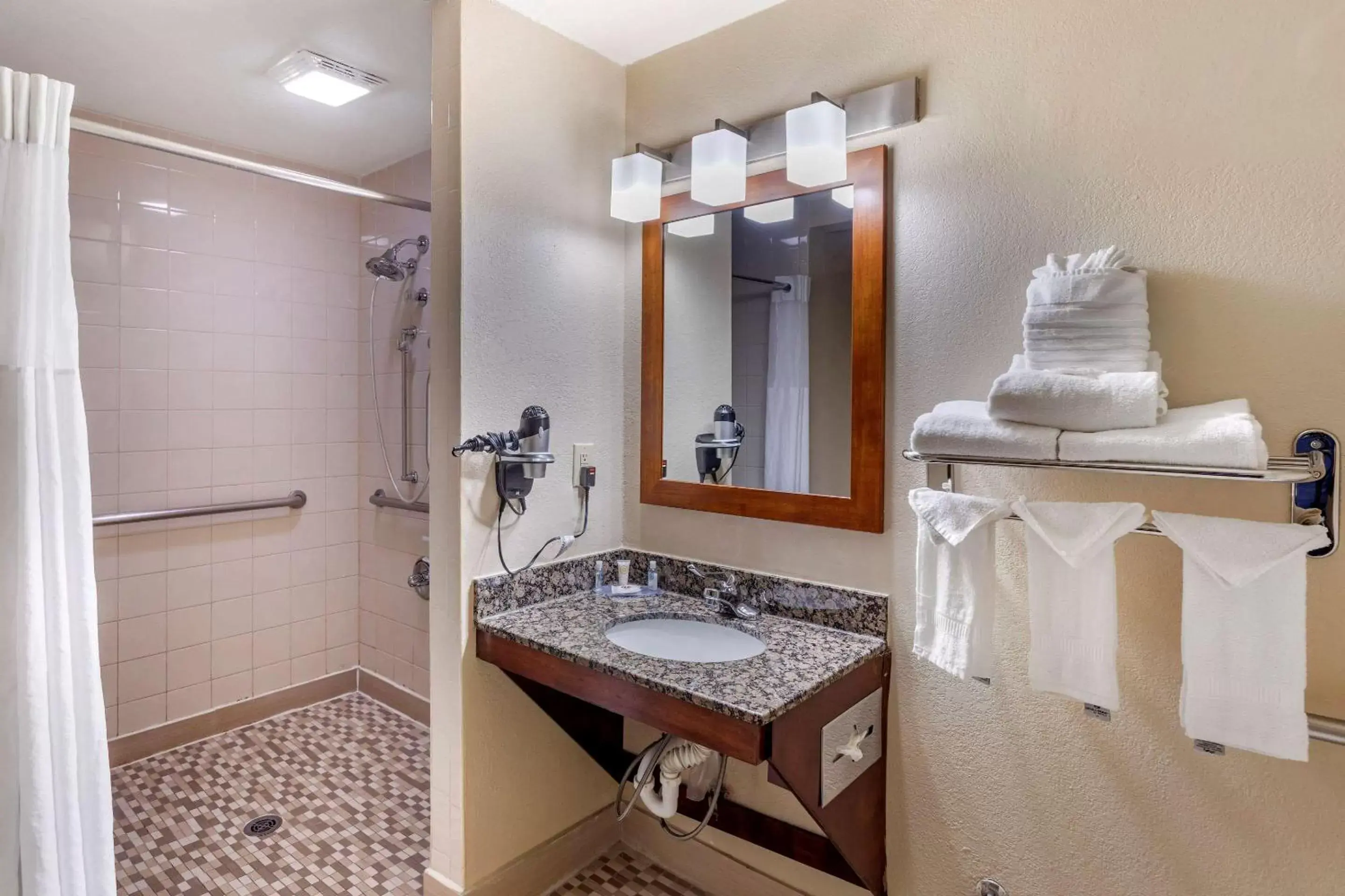 King Room - Mobility and Hearing Accessible/Non-Smoking in Comfort Inn Nashville West King Room - Mobility and Hearing Accessible/Non-Smoking in Comfort Inn Nashville West