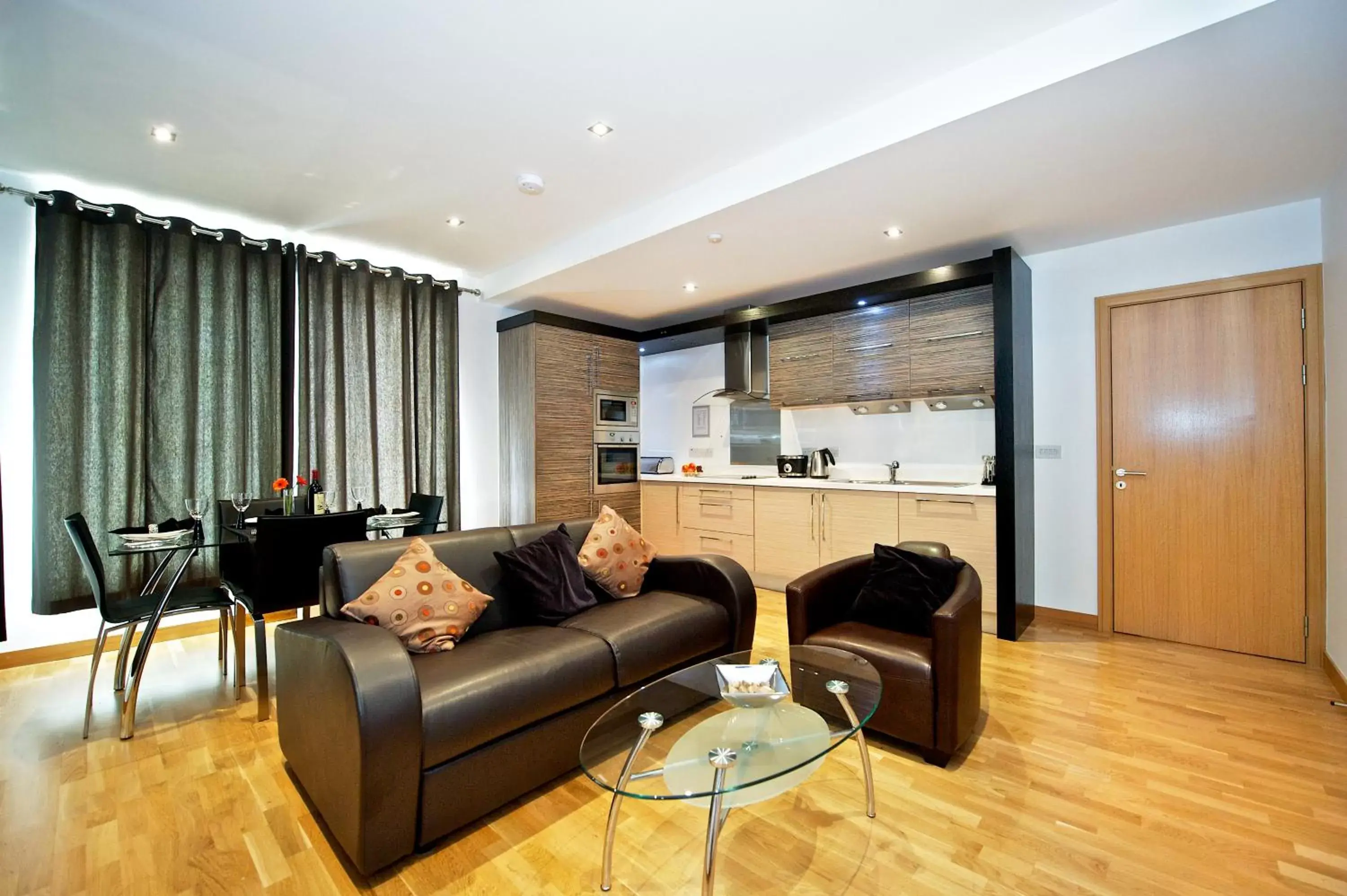 Kitchen or kitchenette, Seating Area in Staycity Aparthotels West End