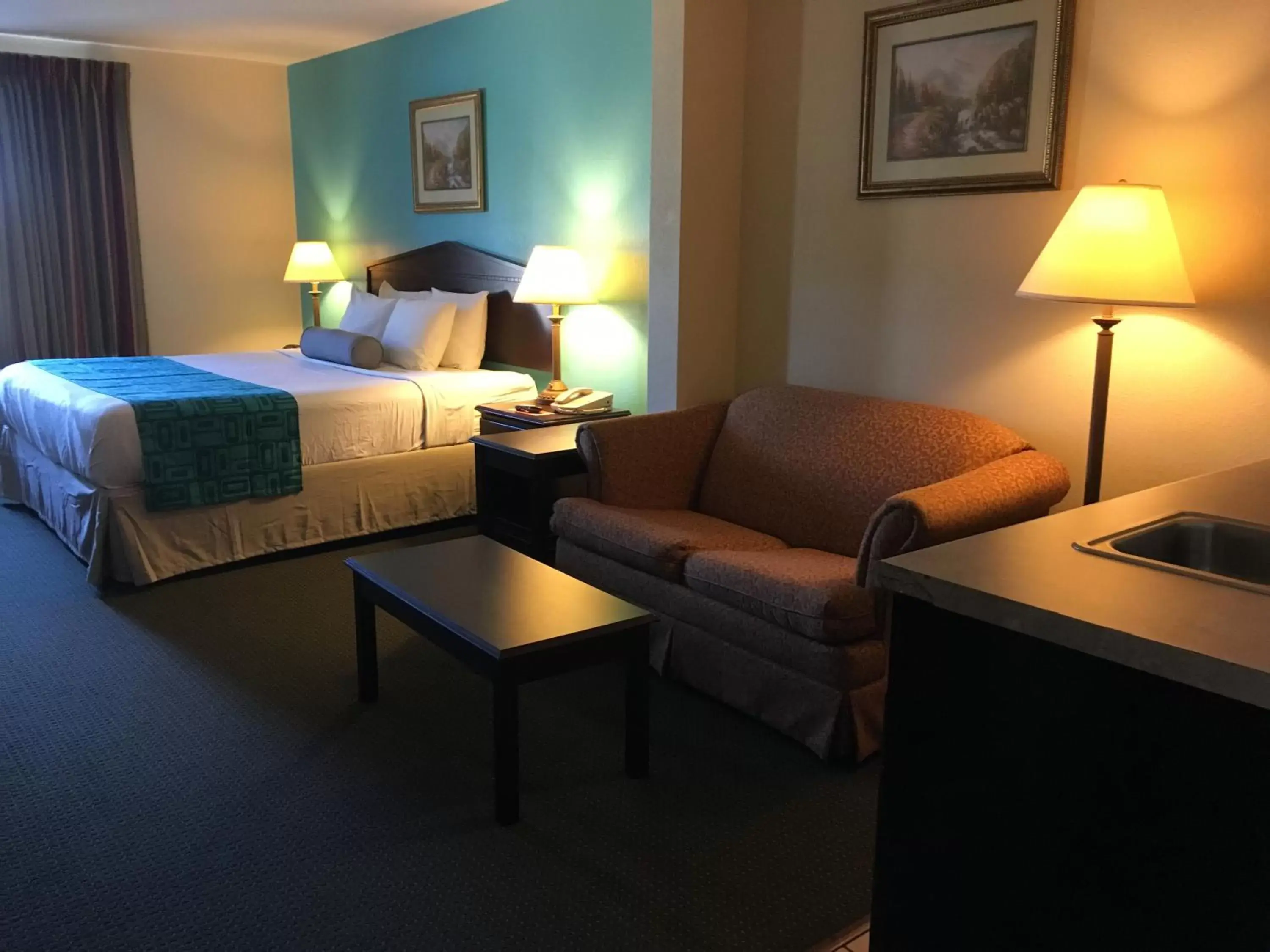 Bed in Howard Johnson by Wyndham Houma