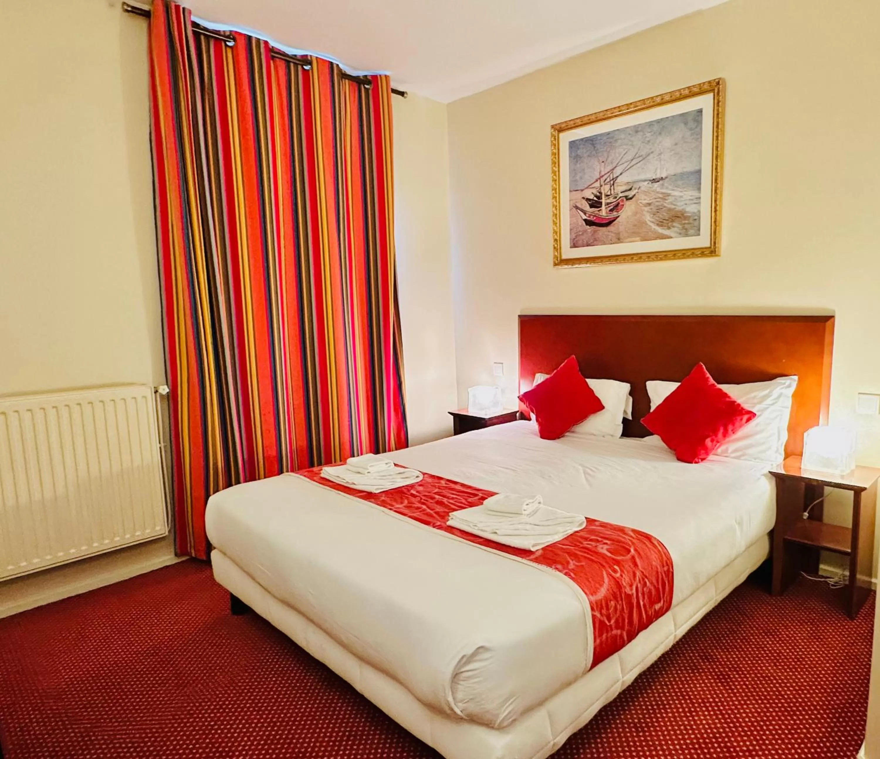 Bed in Hotel Bellevue Montmartre