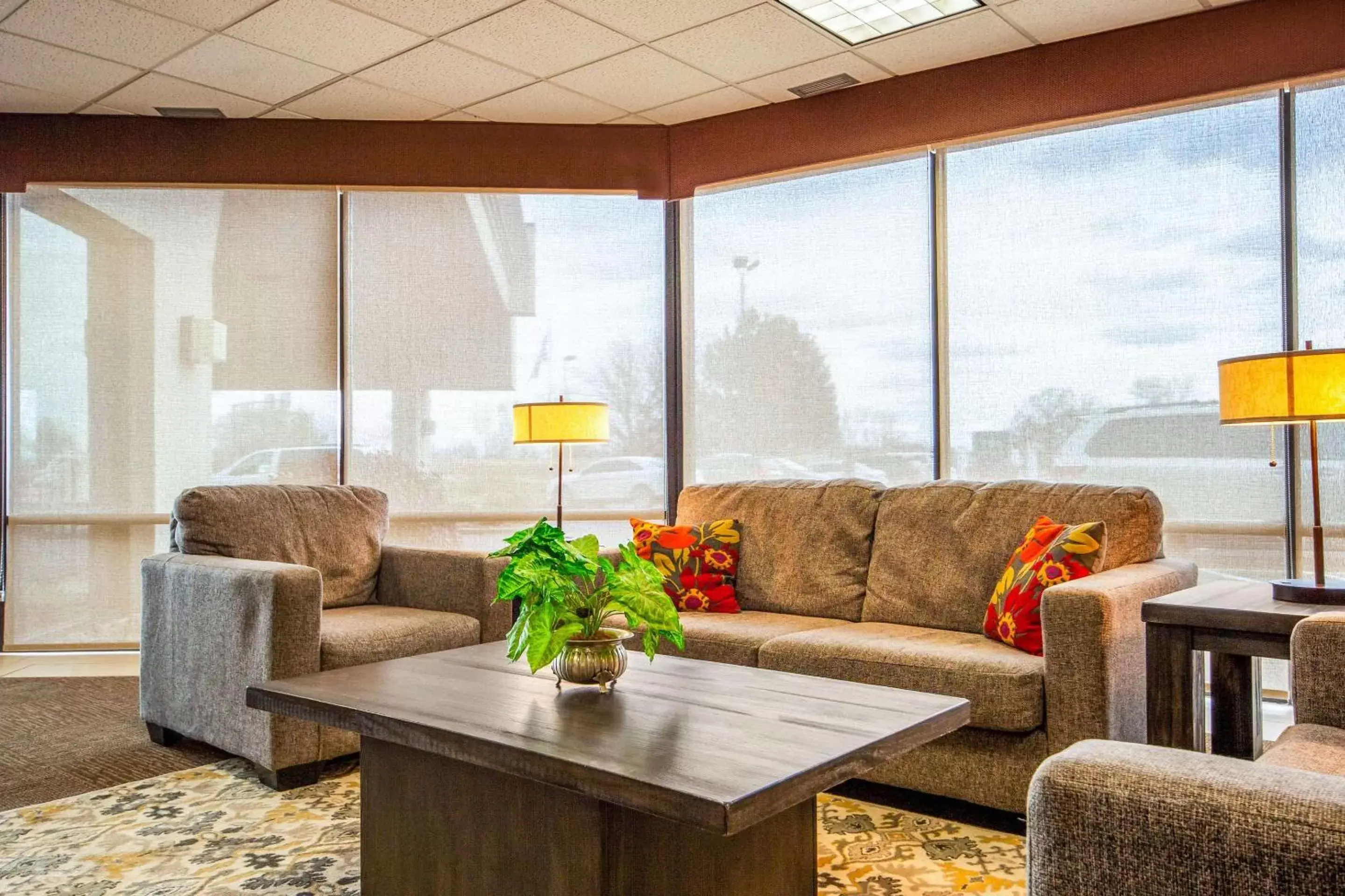 Lobby or reception, Seating Area in Suburban Studios I-80 Grand Island