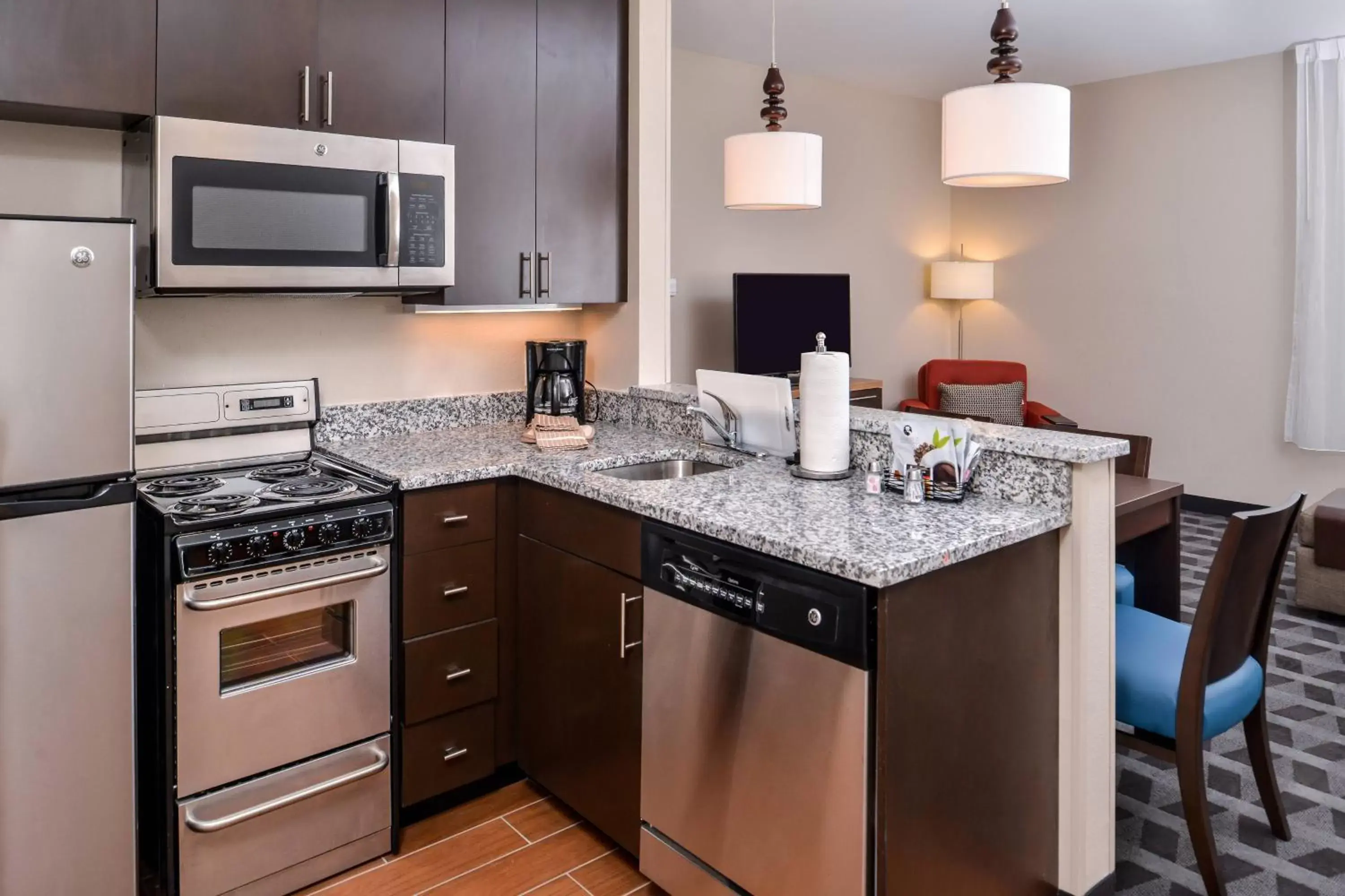 Bedroom, Kitchen/Kitchenette in TownePlace Suites by Marriott Charleston-West Ashley