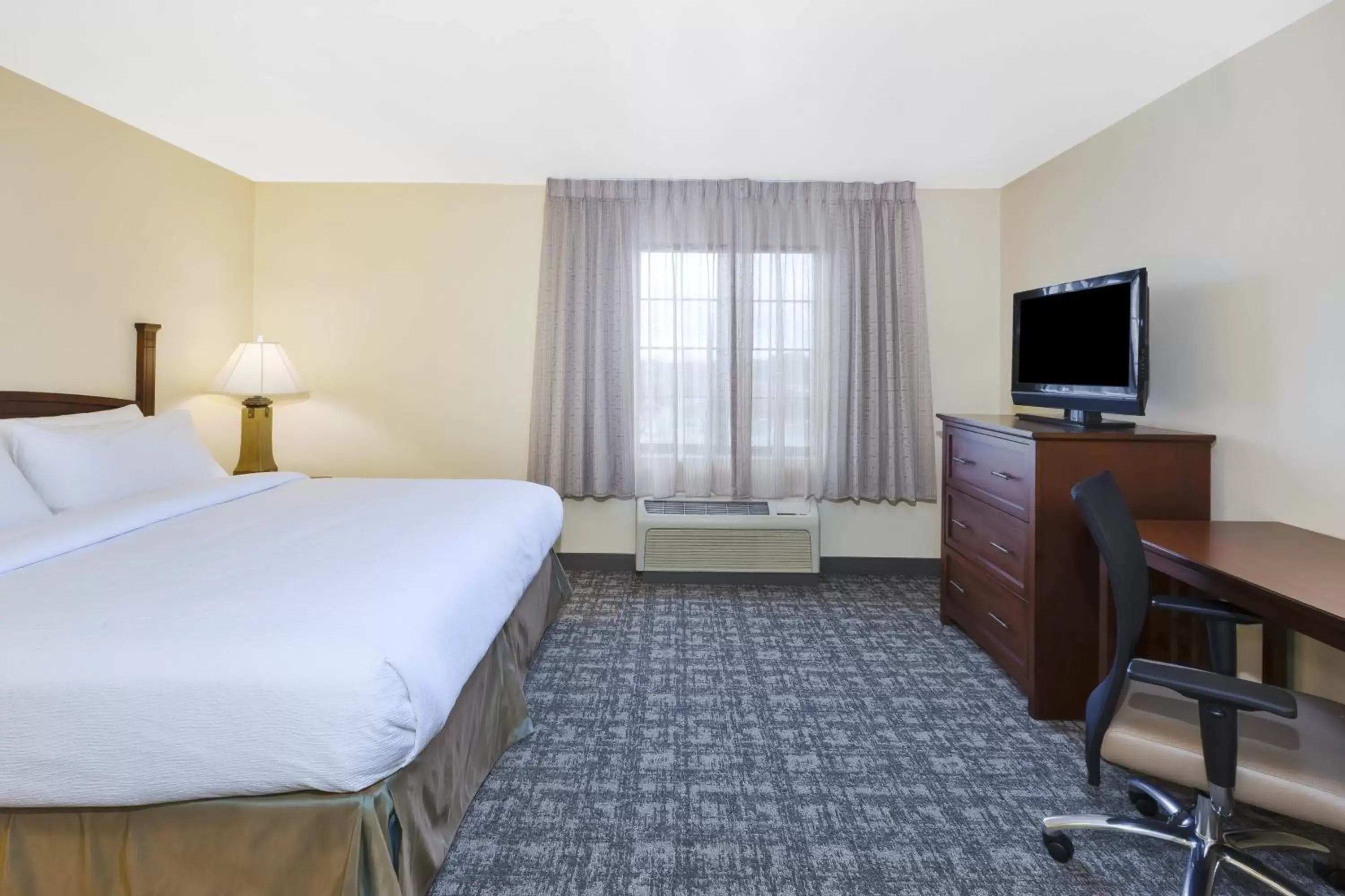 Photo of the whole room, Bed in Staybridge Suites Lansing-Okemos, an IHG Hotel