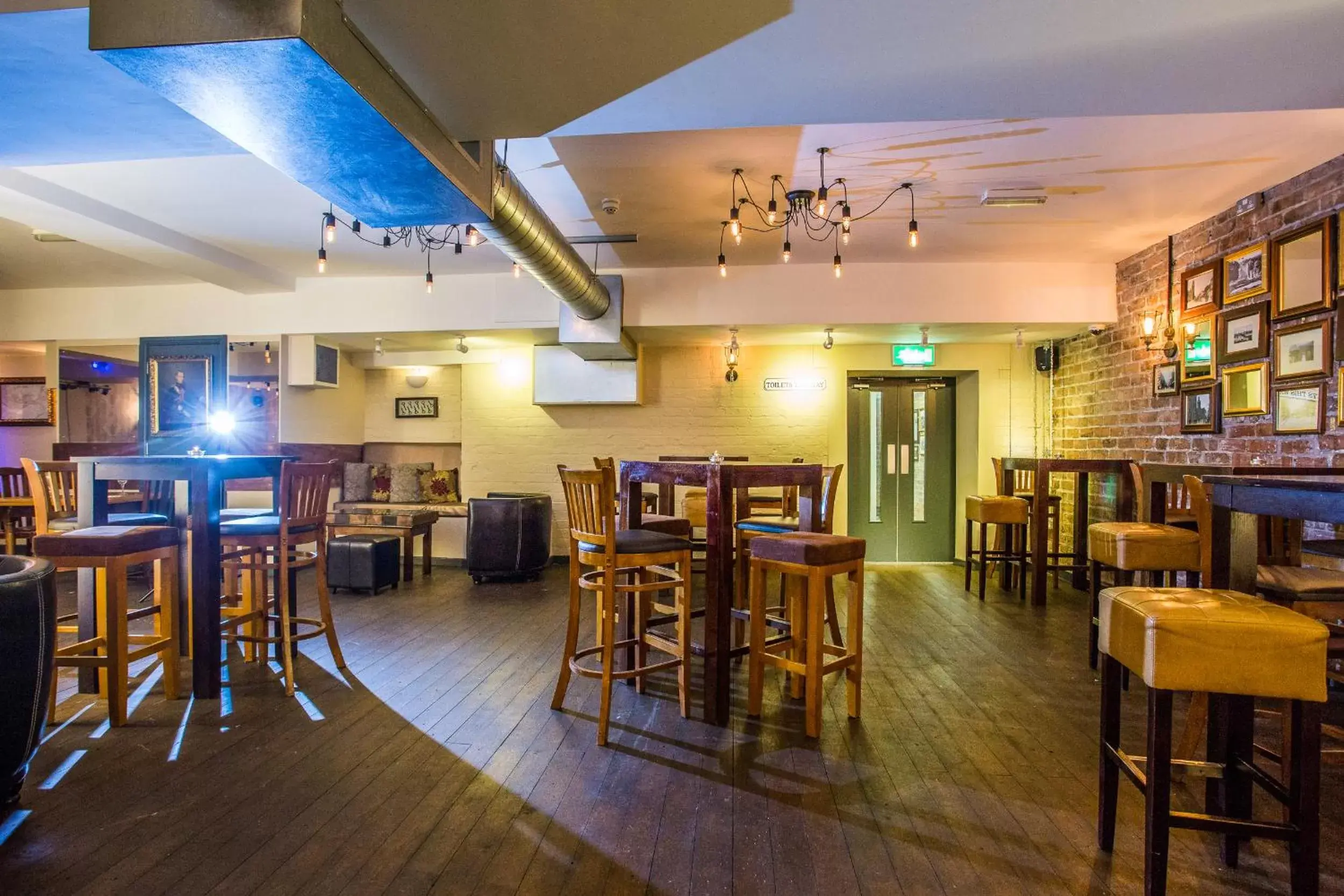 Lounge or bar, Restaurant/Places to Eat in The Duke of Edinburgh Hotel & Bar