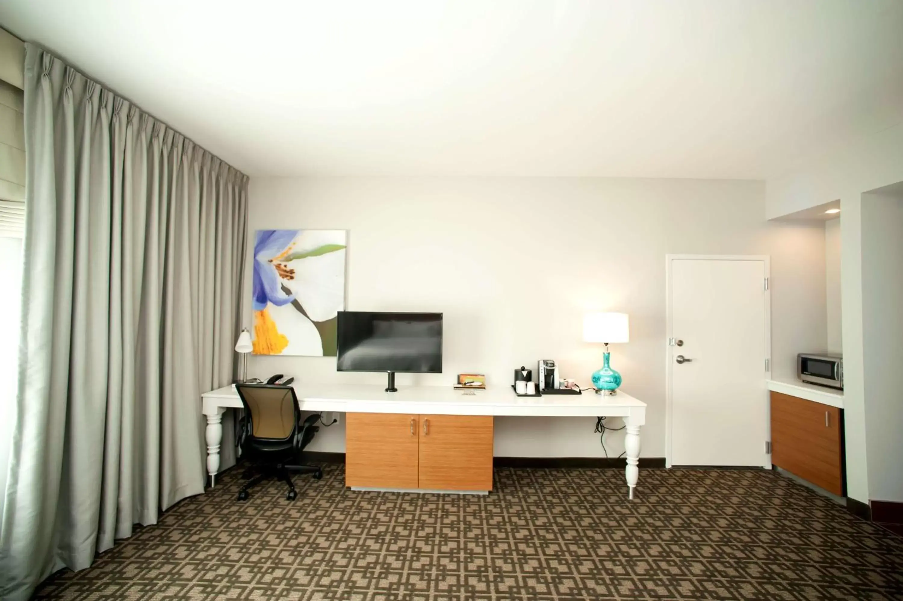 Bedroom, TV/Entertainment Center in Hilton Garden Inn San Antonio-Live Oak Conference Center