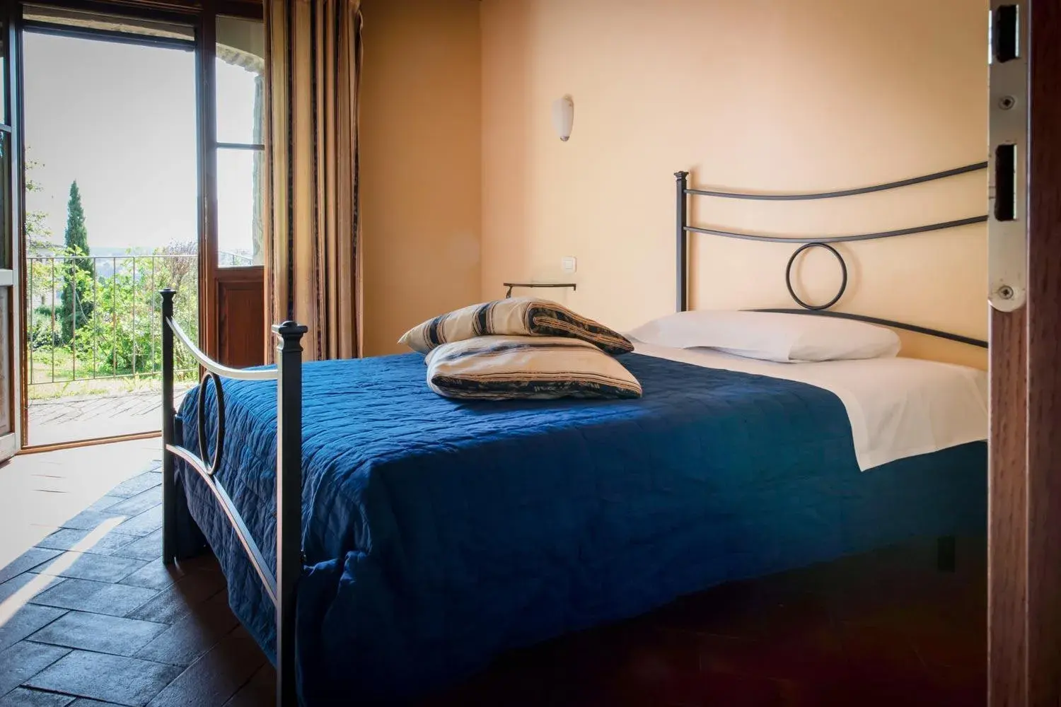 View (from property/room), Bed in Albergo San Lorenzo