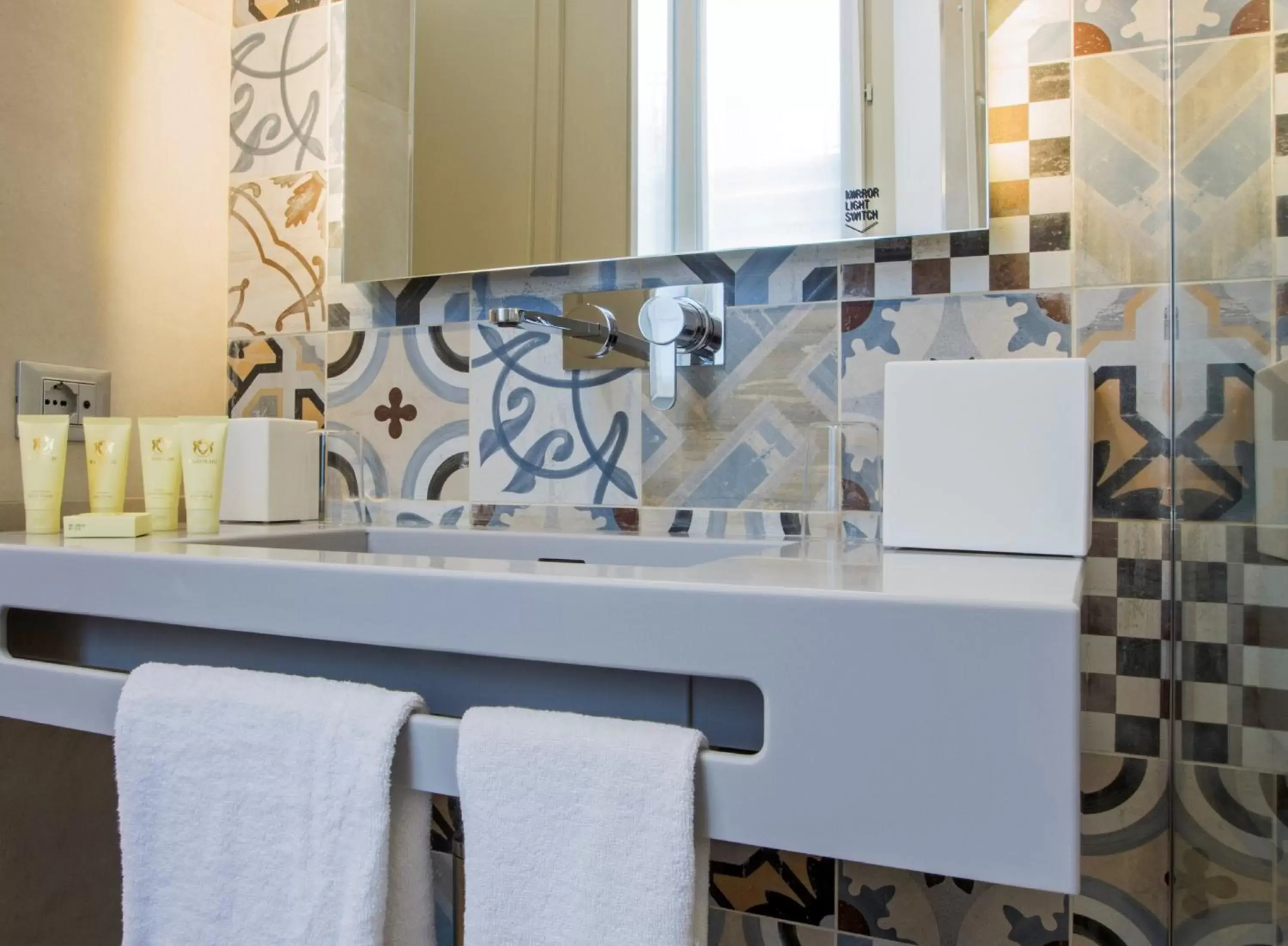 Bathroom, Kitchen/Kitchenette in Hotel Indigo Milan - Corso Monforte, an IHG Hotel