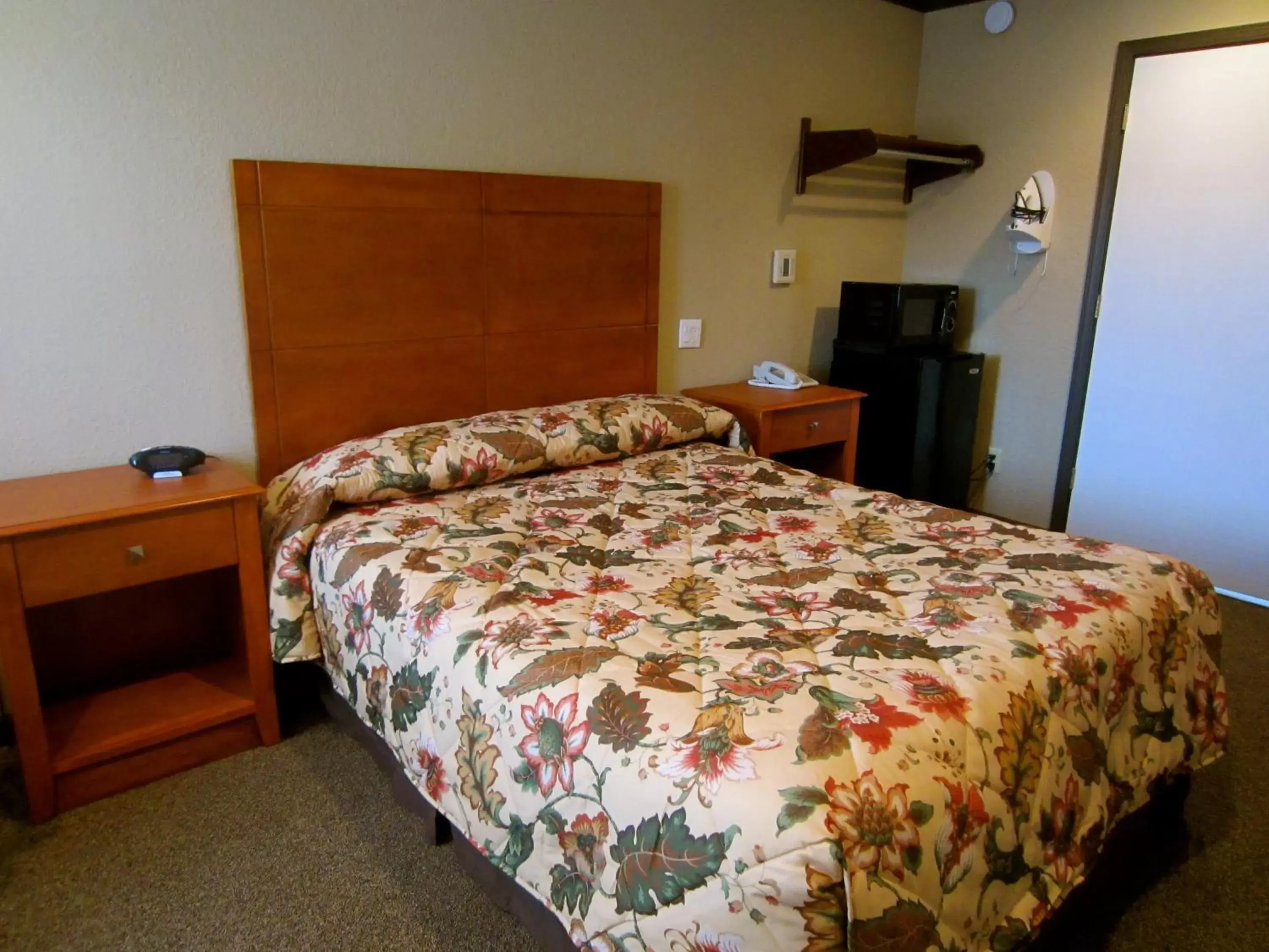 Bed in Deluxe Inn Redwood City