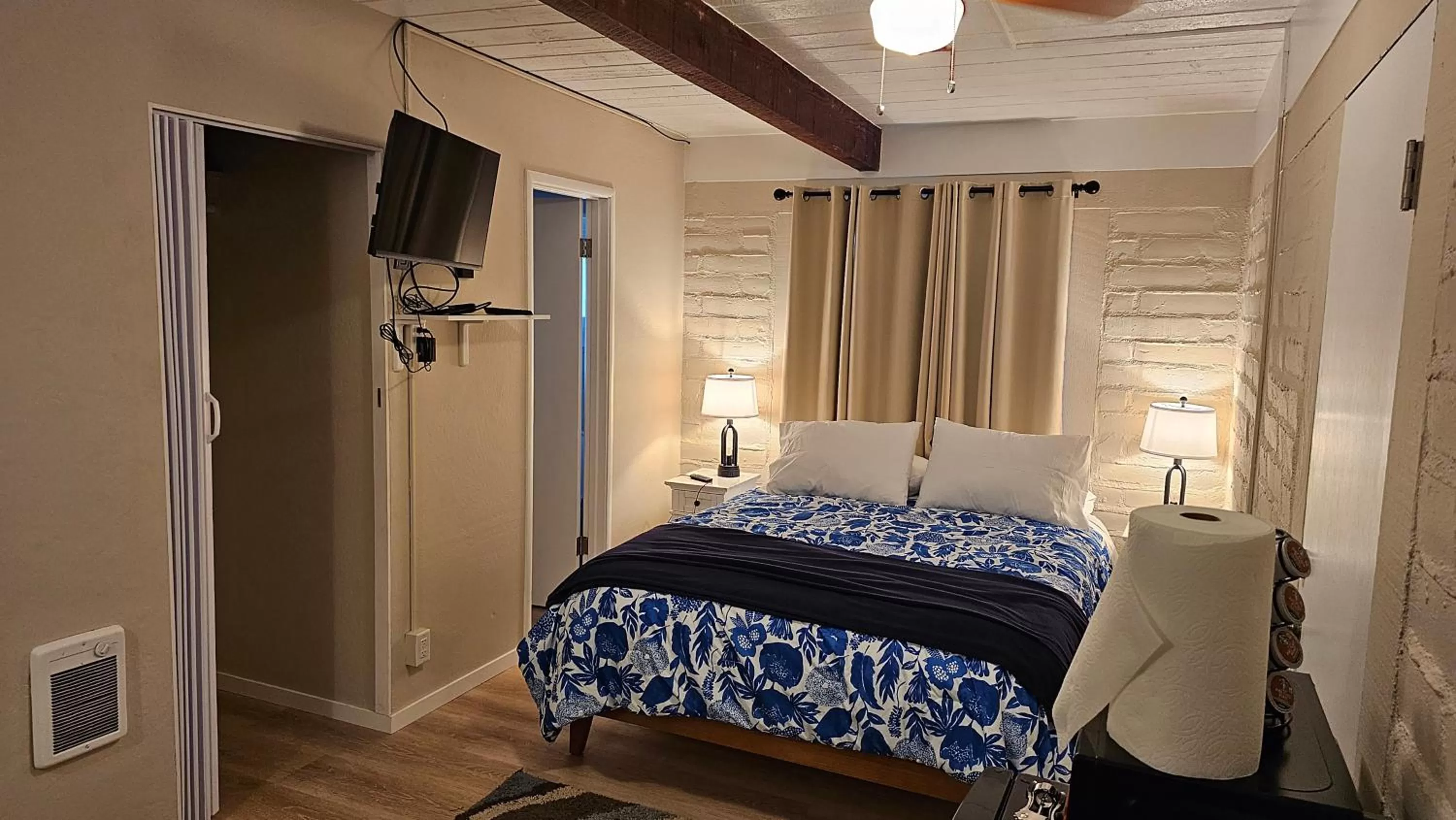 Property building, Bed in Little European Lodge