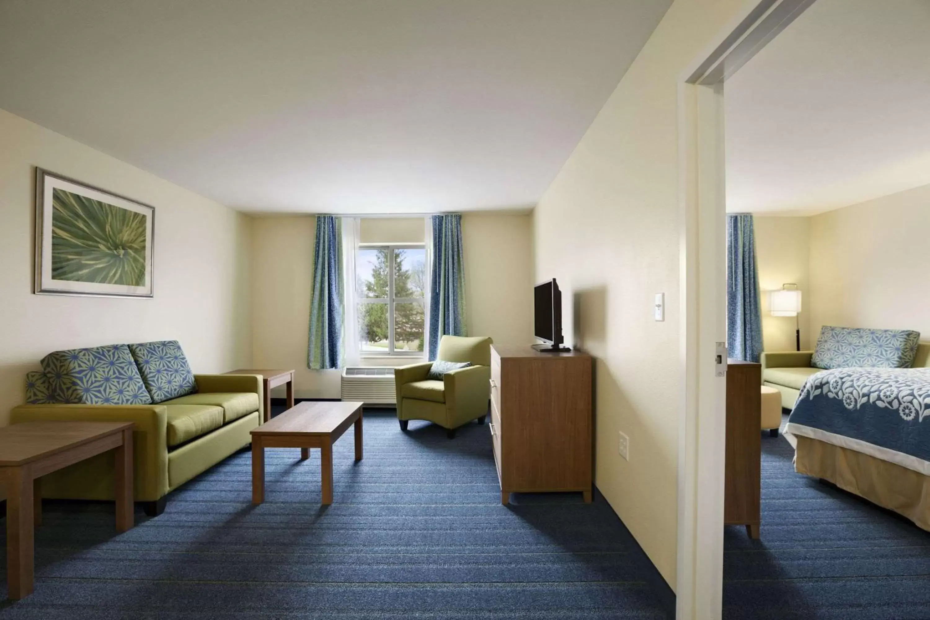 Photo of the whole room, Seating Area in Days Inn & Suites by Wyndham Altoona