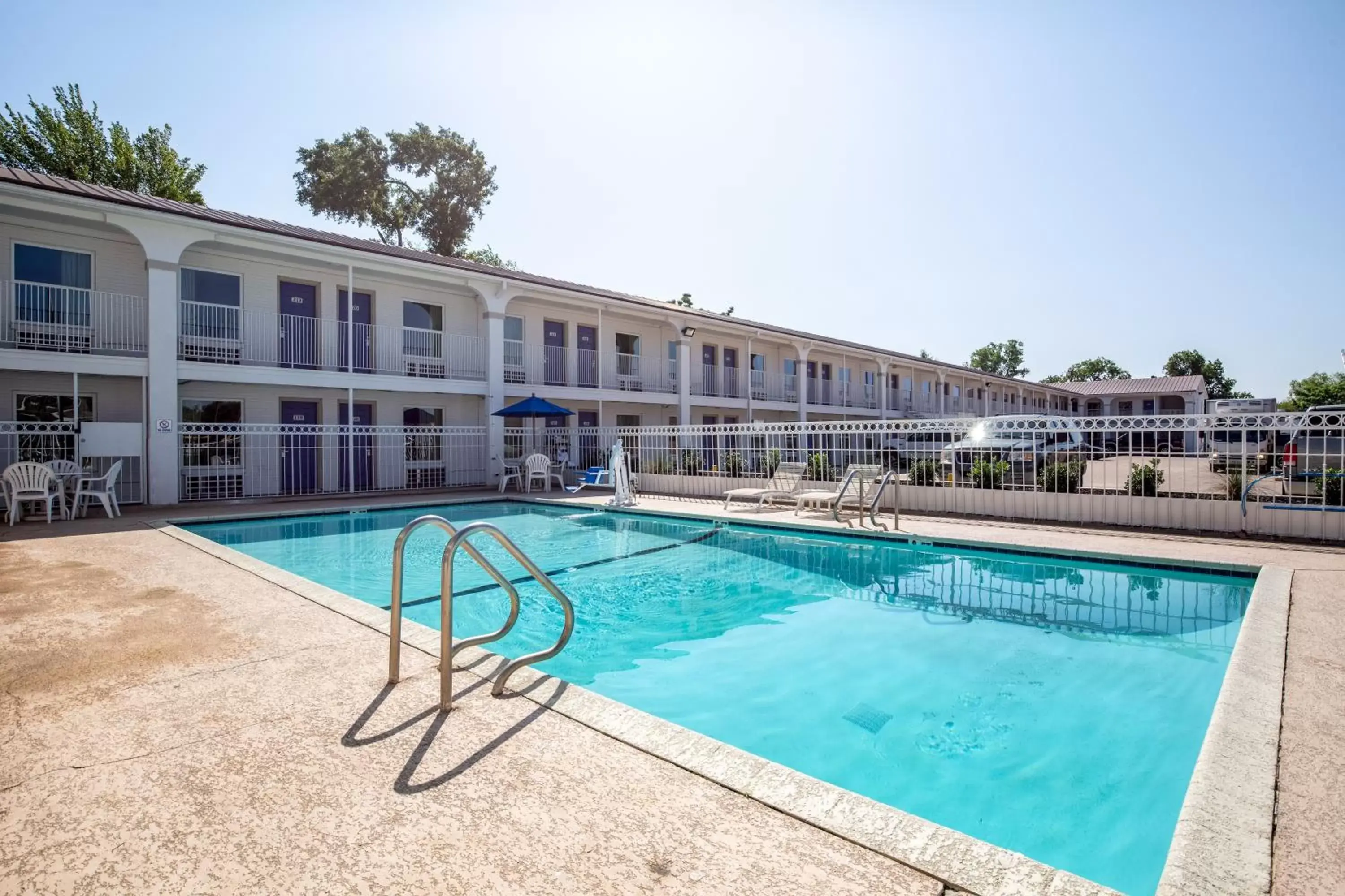 Swimming pool, Property Building in Motel 6-Bryan, TX - University Area