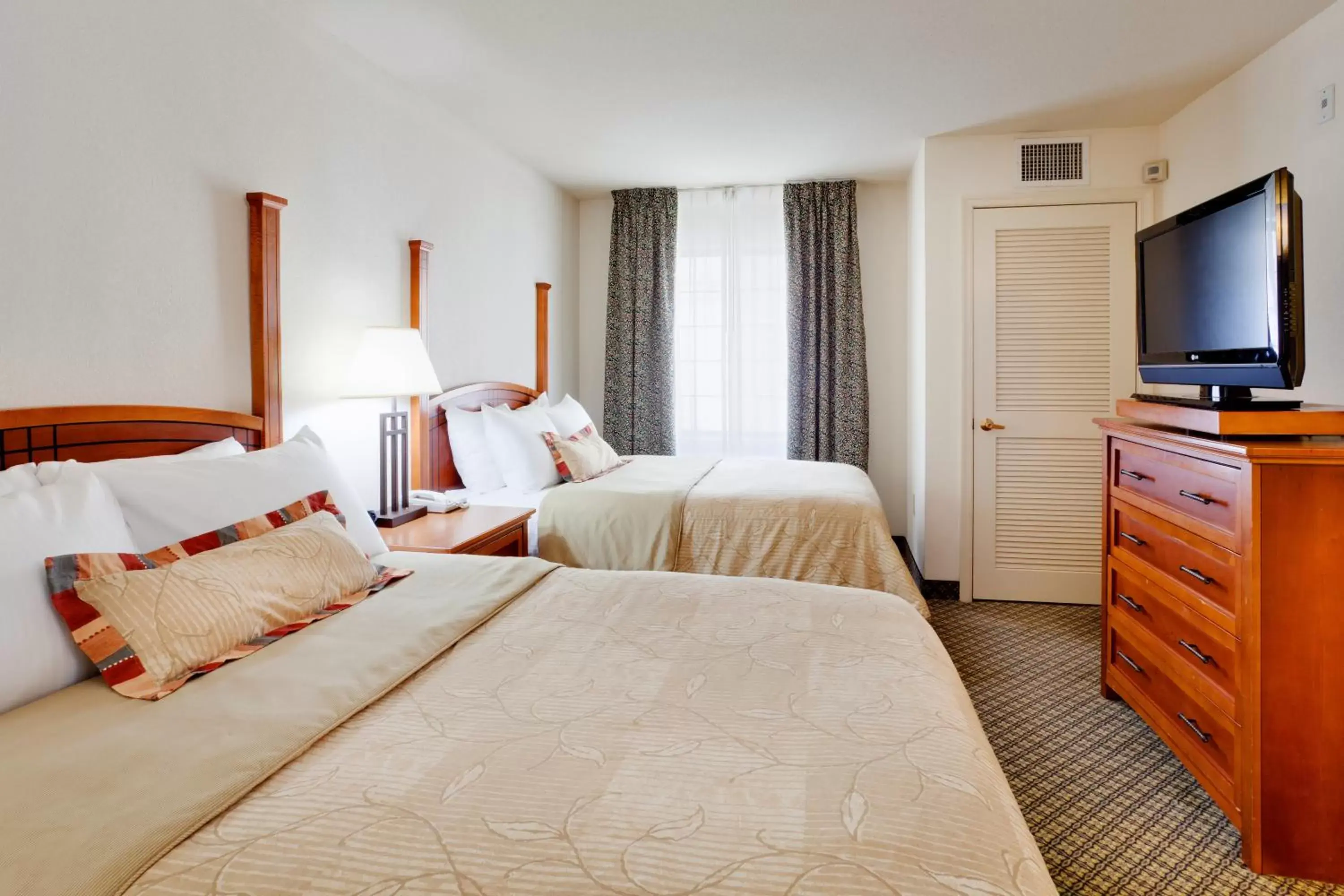 Bed in Staybridge Suites Allentown Airport Lehigh Valley, an IHG Hotel
