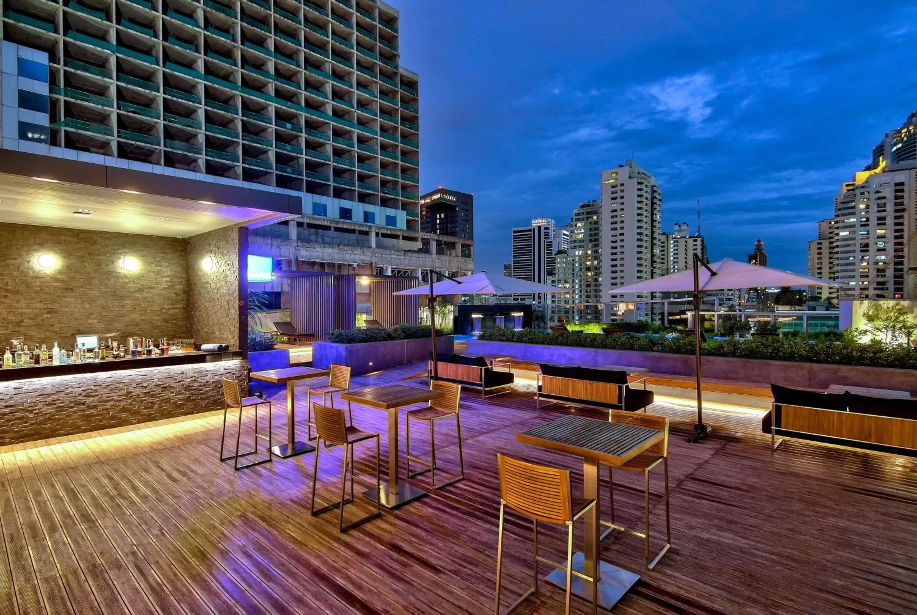 Lounge or bar in Radisson Blu Plaza Bangkok
