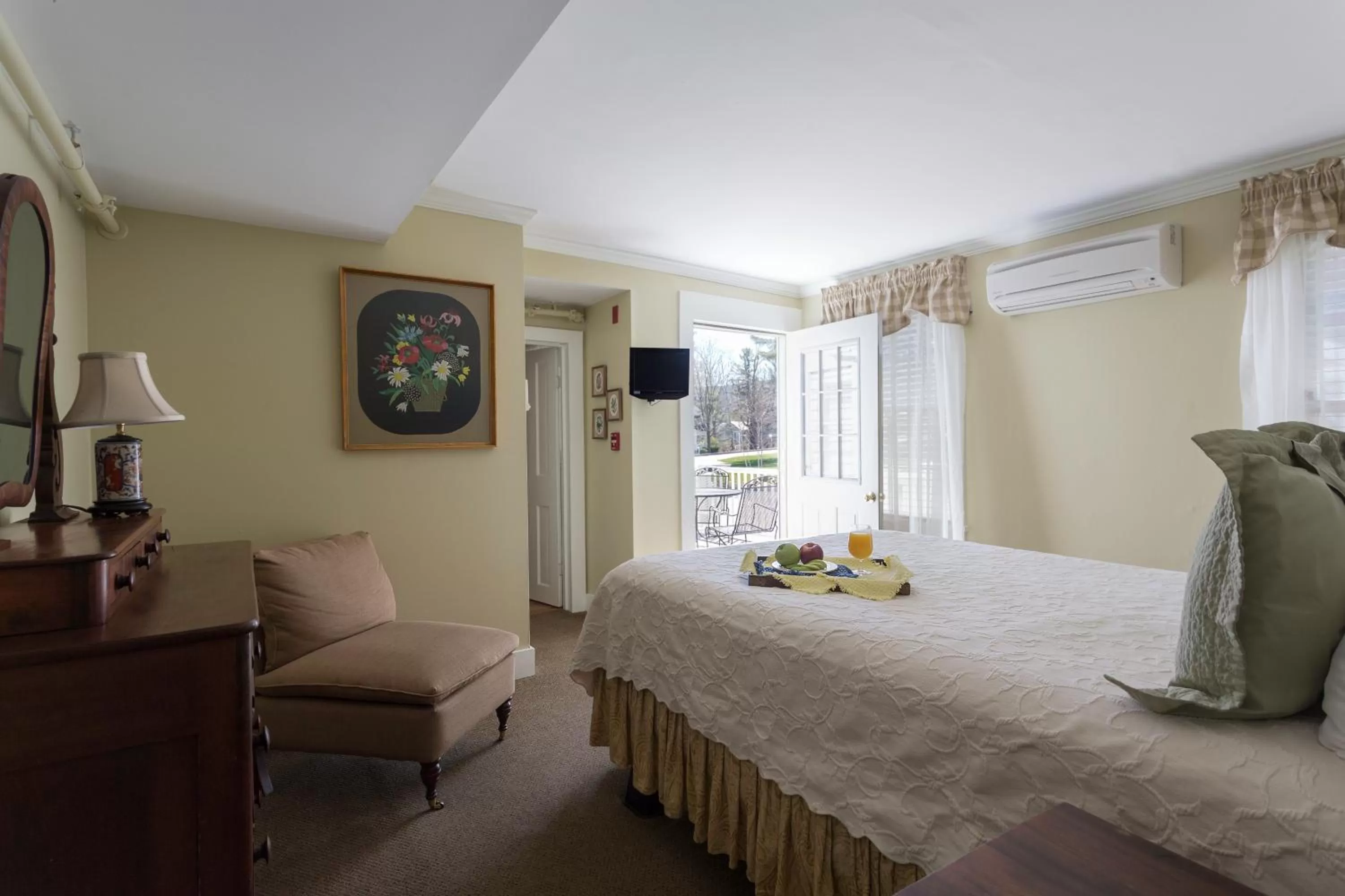 Patio, Bed in The Inn at Manchester