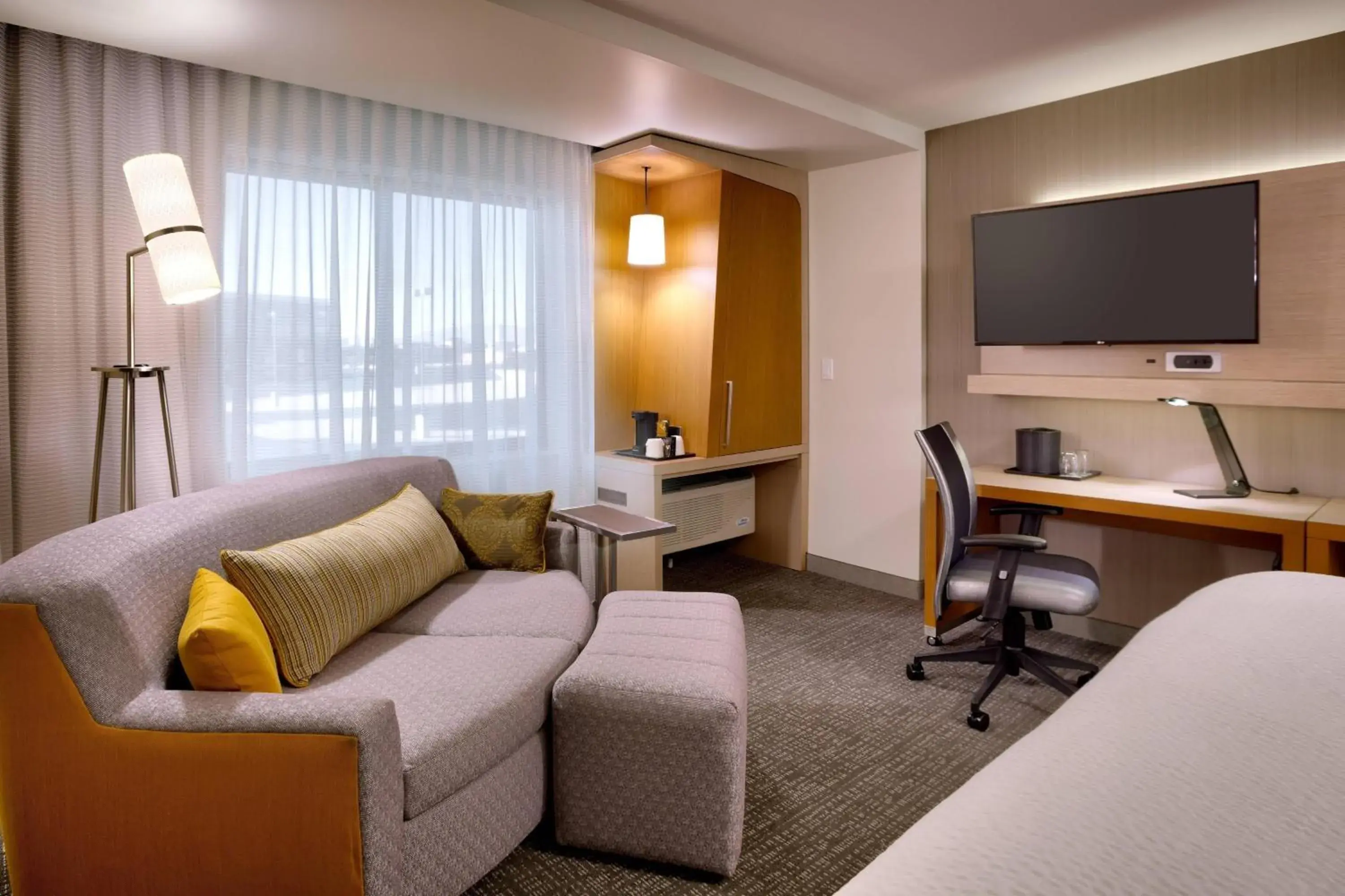Living room, TV/Entertainment Center in Courtyard by Marriott Salt Lake City Downtown