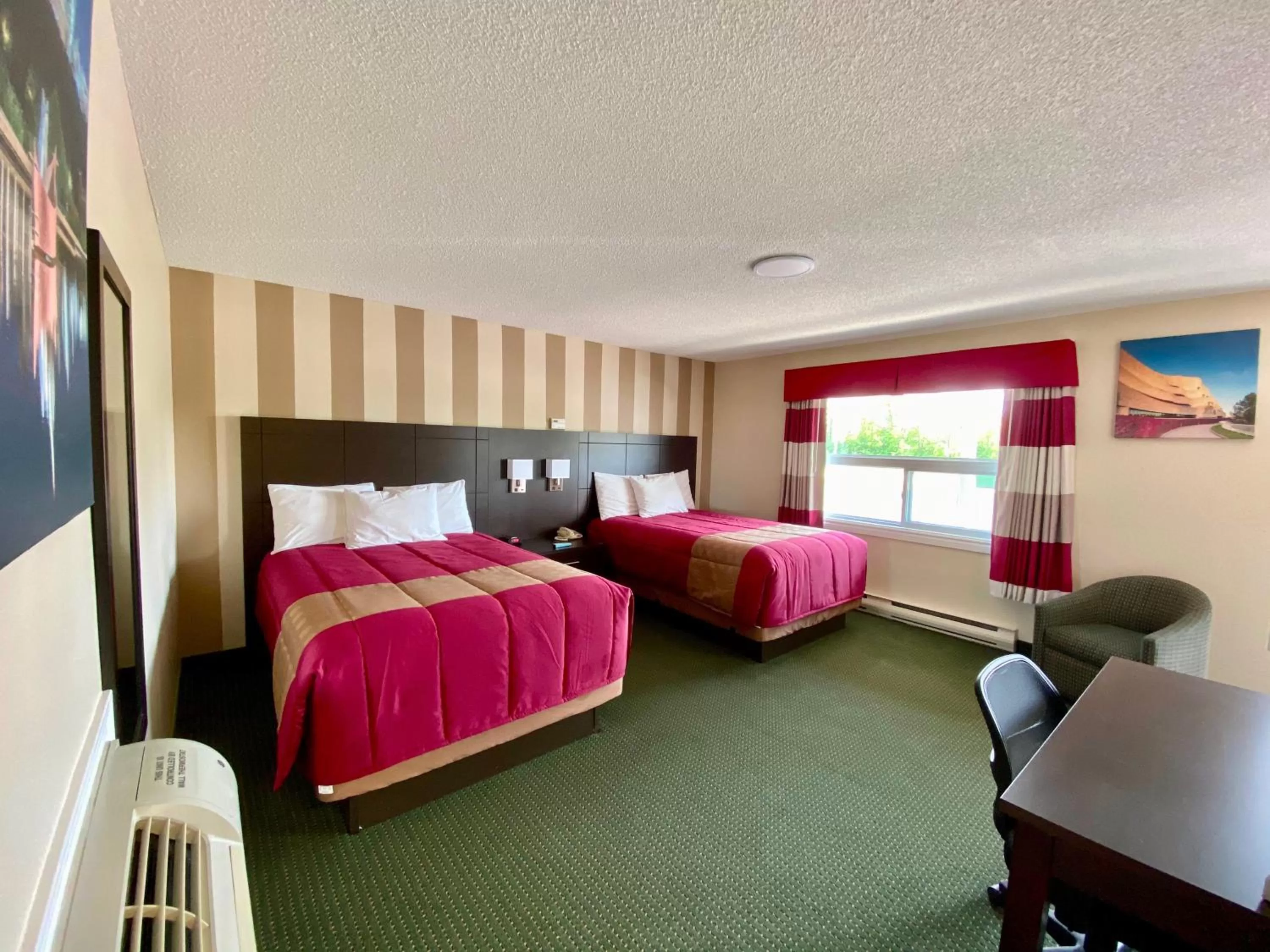 Photo of the whole room in Colonial House Motor Inn