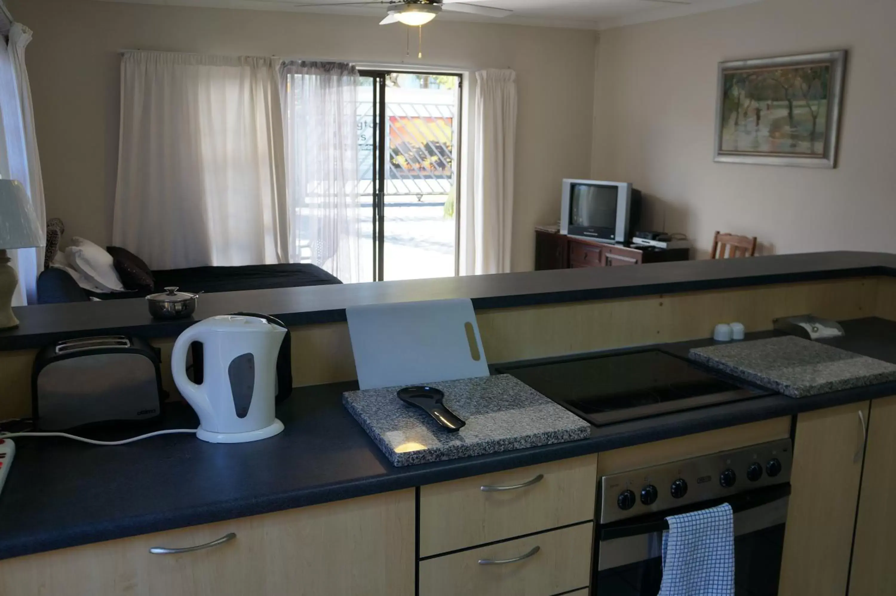 Kitchen/Kitchenette in Kennington Palms B&B/Self Catering