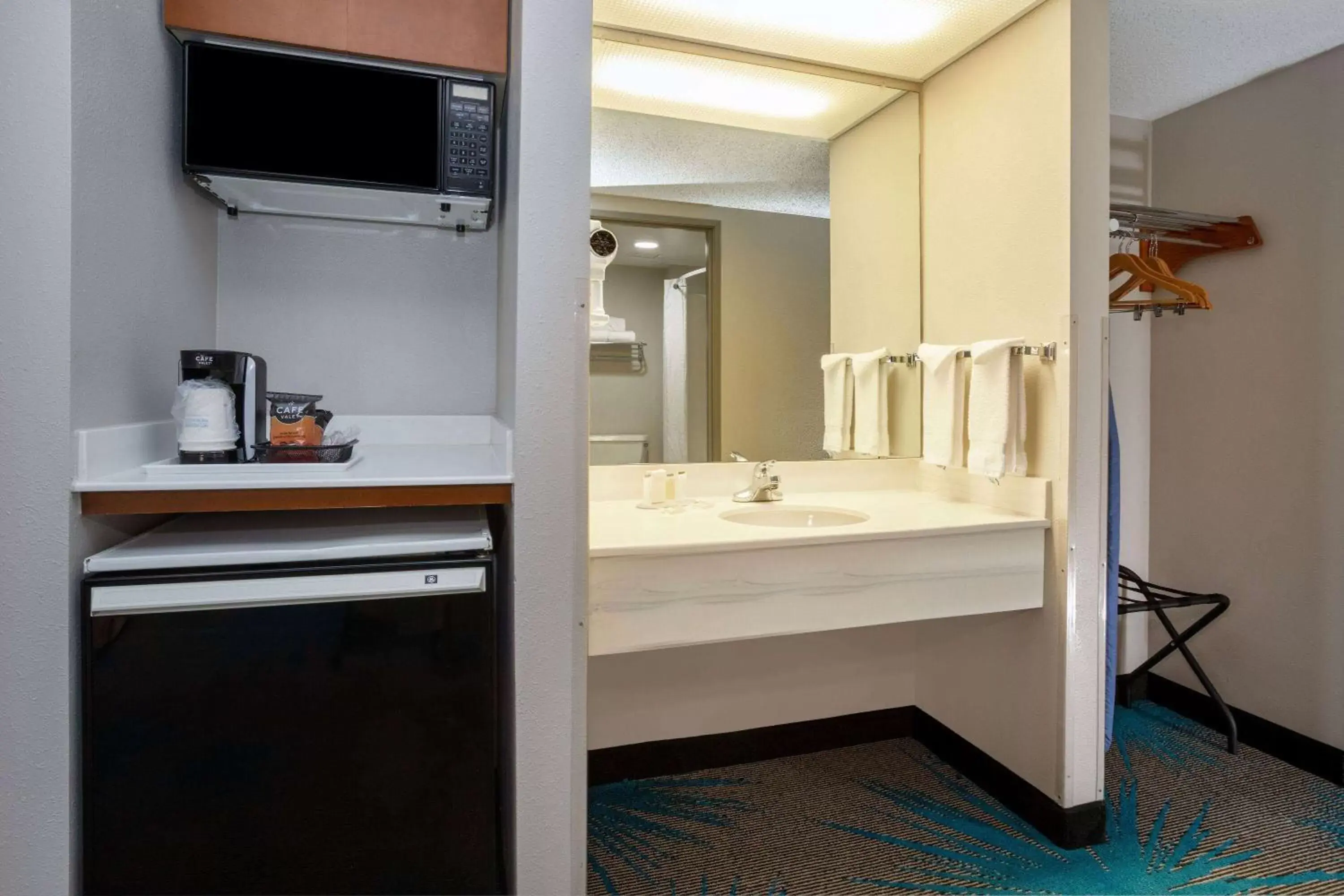 TV and multimedia, Bathroom in Days Inn & Suites by Wyndham Denver International Airport