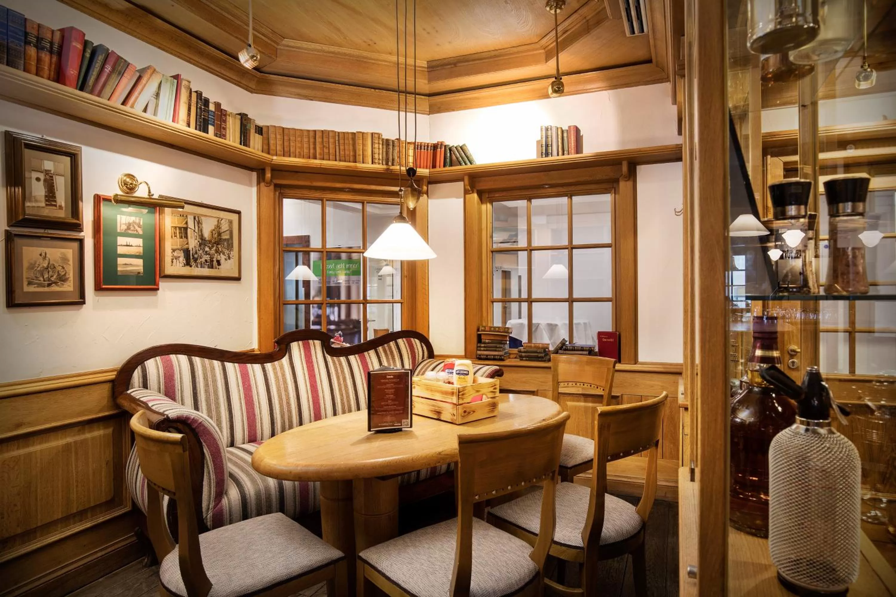 Lounge or bar in Holiday Inn Hamburg, an IHG Hotel