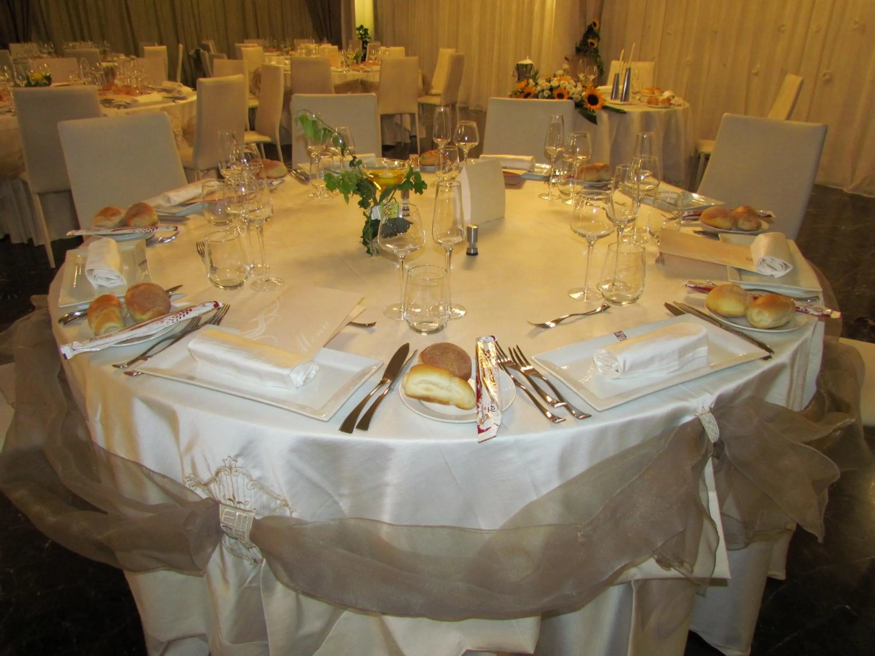 Restaurant/places to eat in Main Palace Hotel