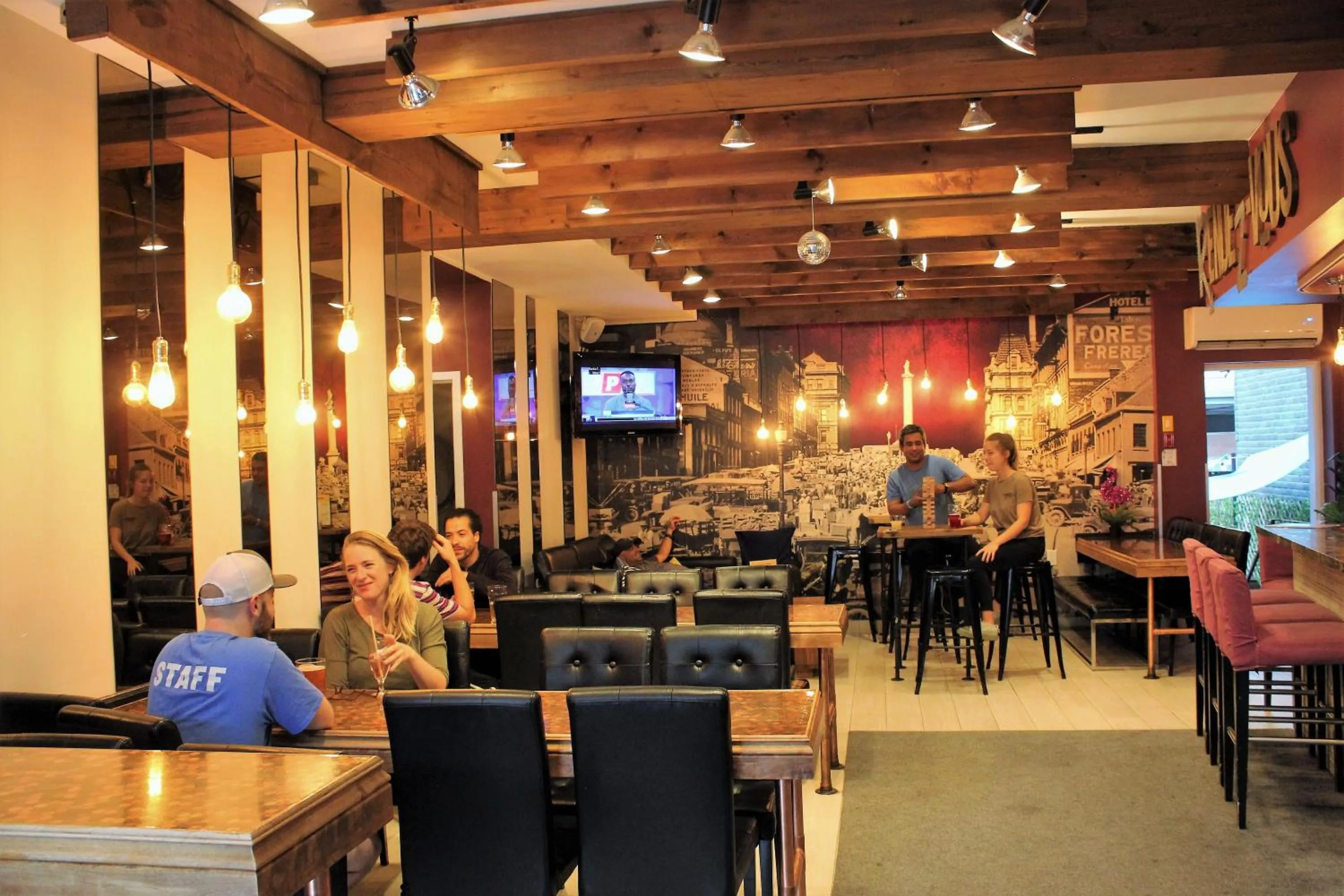 Lounge or bar in Samesun Montreal Hotel & Hostel